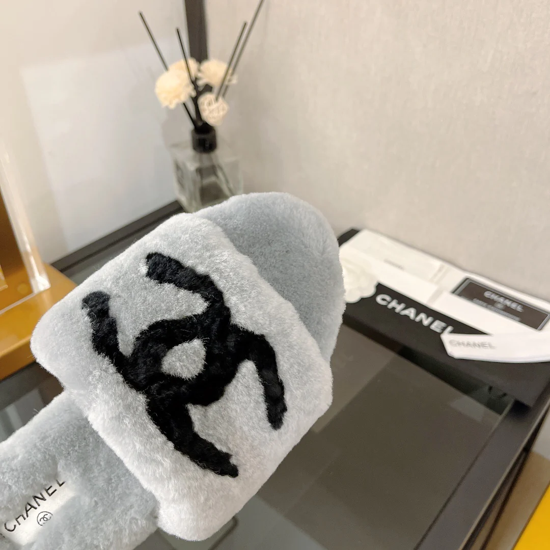 Коллекция Chanel 2022 года с подиума - Меховые тапочки - Серые