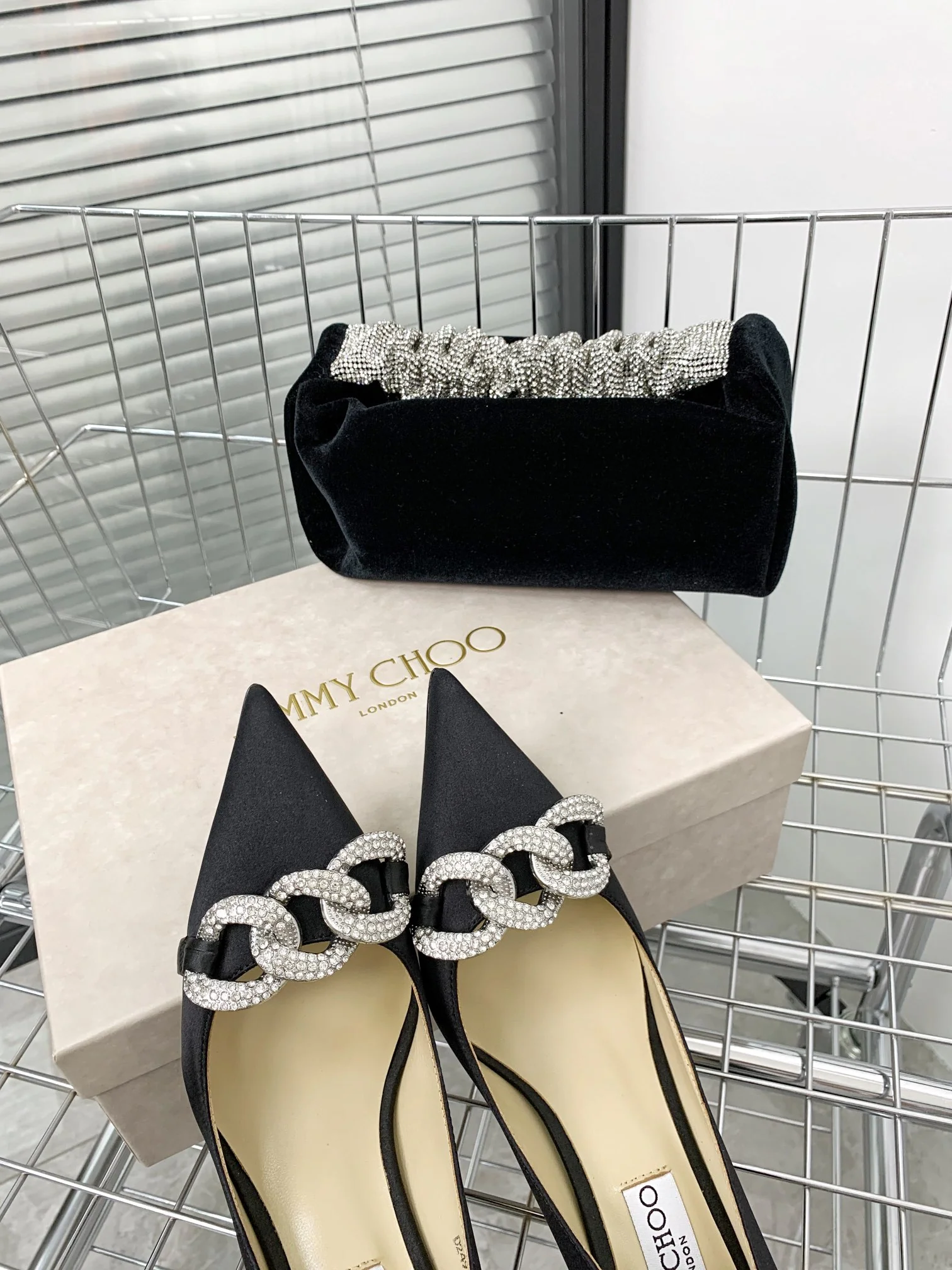 Новинки коллекции Jimmy весна/лето 2022 — туфли на высоком каблуке с кристальной цепочкой.