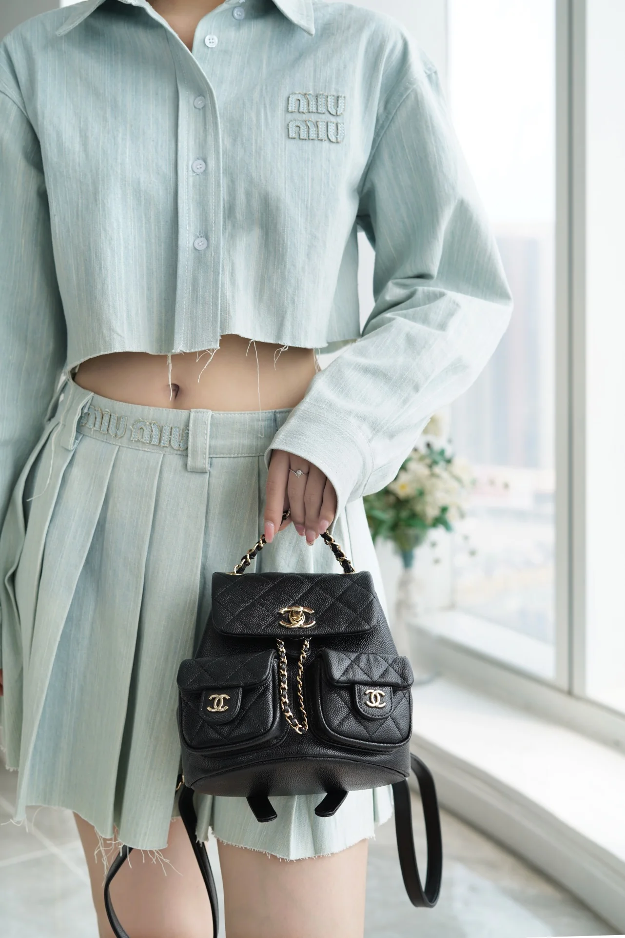 Кожаная мини-куртка Chanel 23p Duma с открытыми плечами, черная.