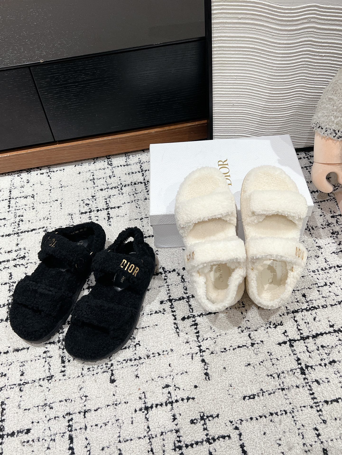 Шерстяные тапочки Dior 2024 — изображение из коллекции