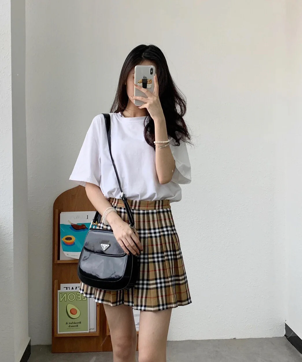 Сумка Prada Cleo через плечо из лакированной кожи, черная, средний размер. (На фото сумка надета на человека)