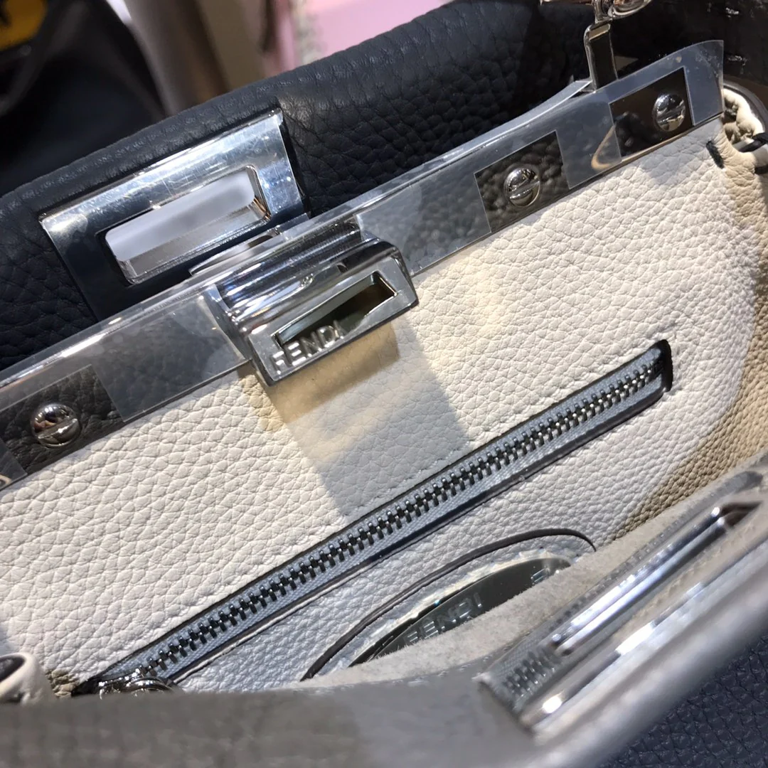 Мини-сумочка Fendi Peekaboo из серой кожи