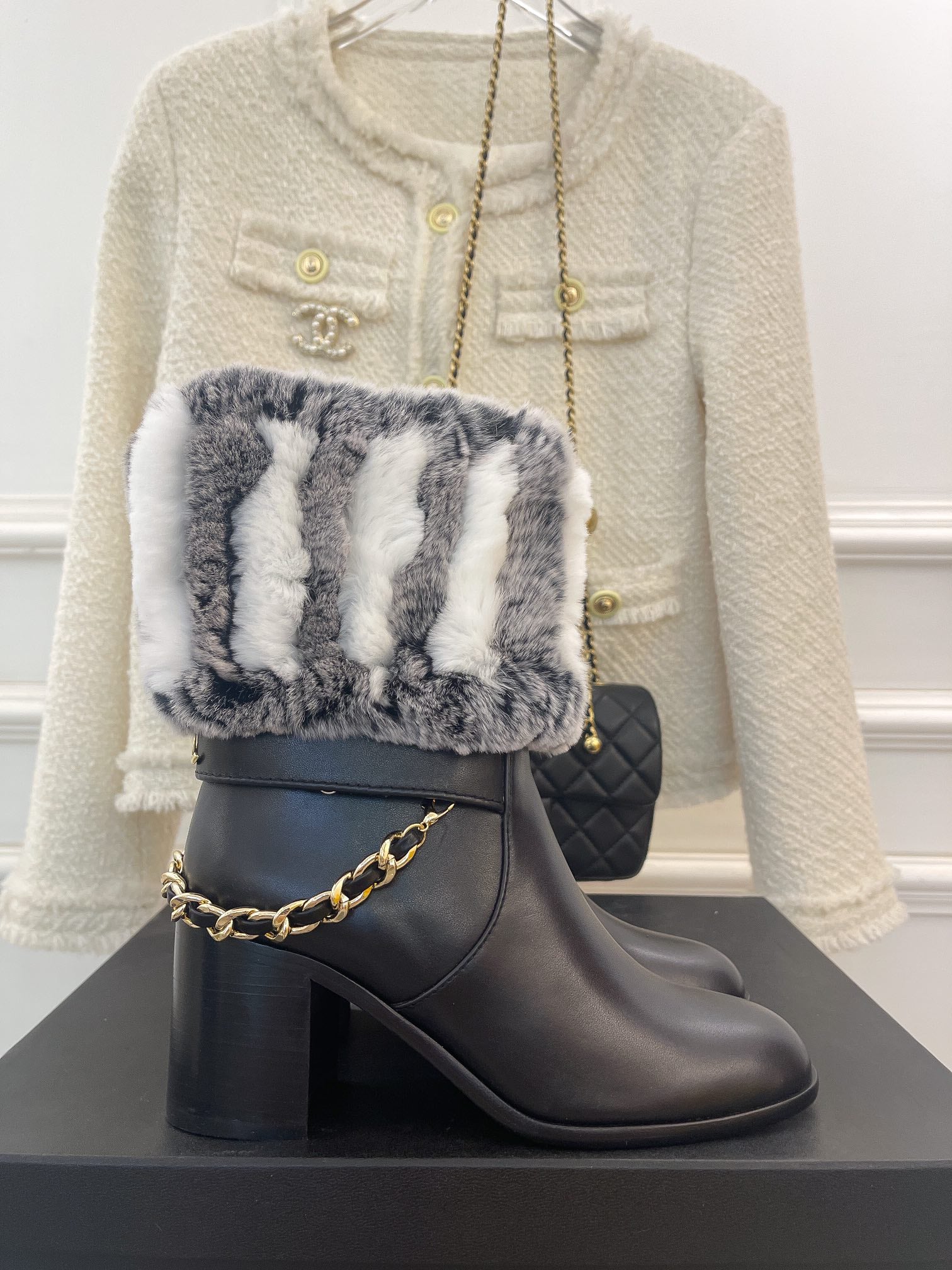 Новинка весны 2022 года от Chanel - Ботильоны на толстом меховом каблуке - Черные - 1