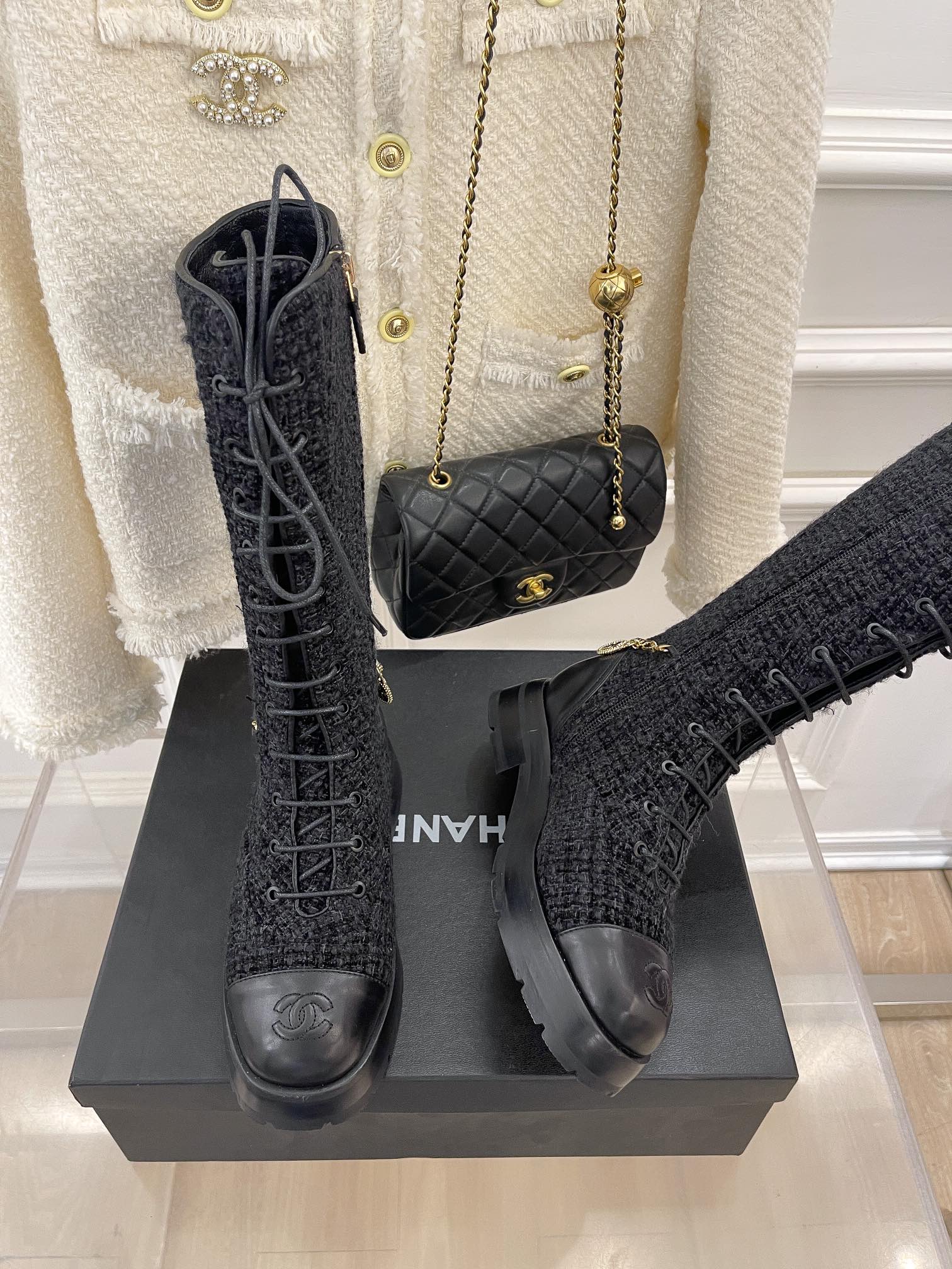 Новинка весны 2022 года от Chanel — высокие сапоги на шнуровке.