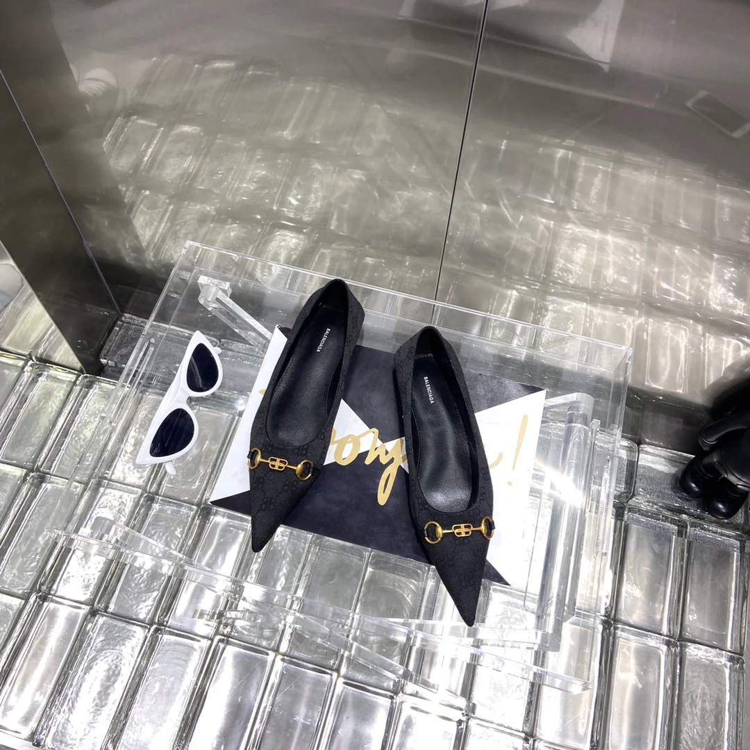 Коллекция Balenciaga - балетки с острым носком