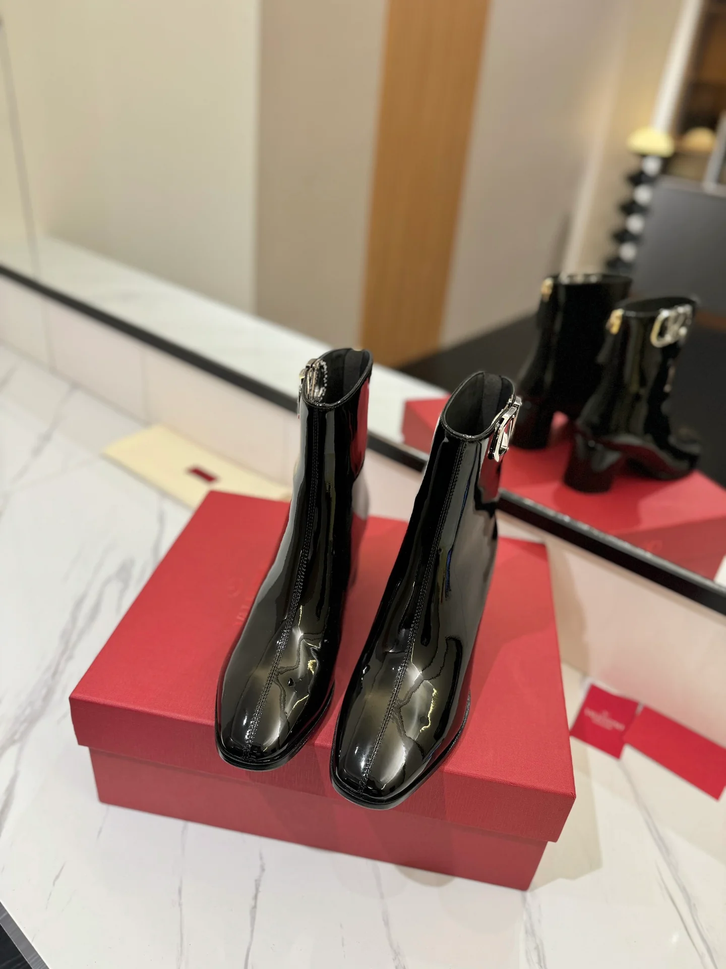 Ботильоны на высоком каблуке из лакированной кожи Valentino 2024 года — черные.