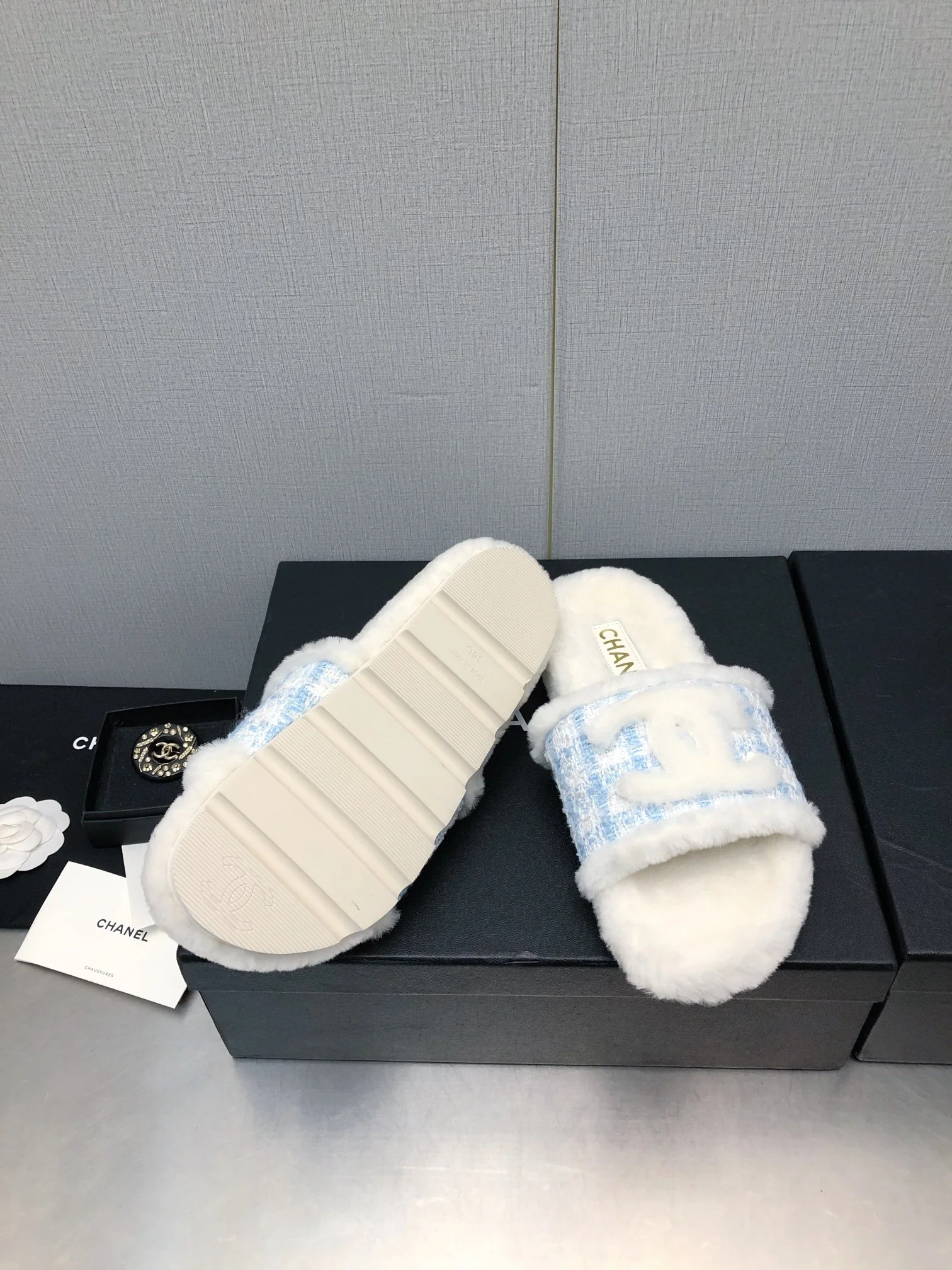 Новинка сезона осень/зима 2023 от Chanel - шерстяные клетчатые тапочки - синие.