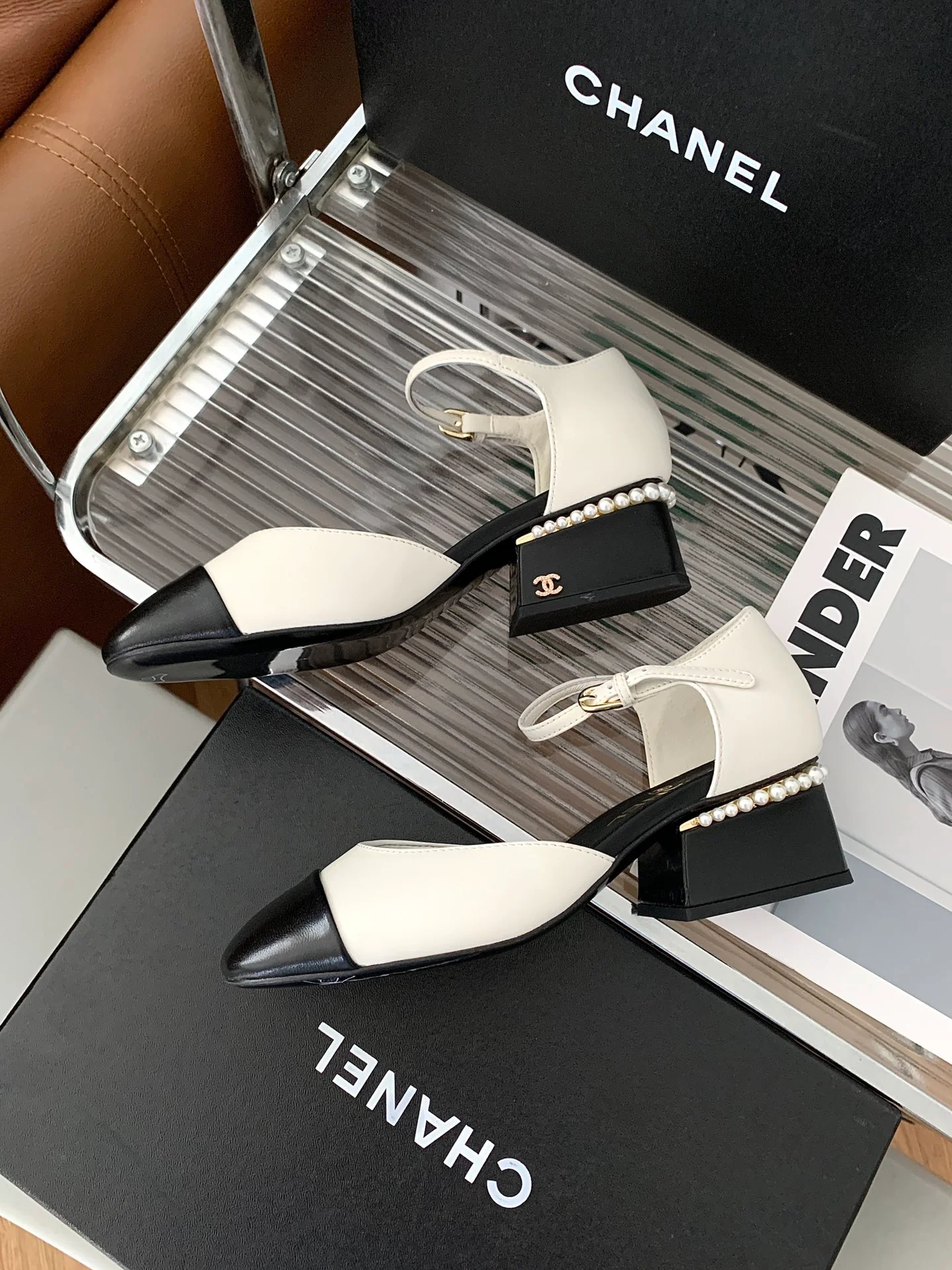 Туфли-лодочки Мэри Джейн с подиума Chanel 2022 года на низком каблуке - 4-5 см - белые