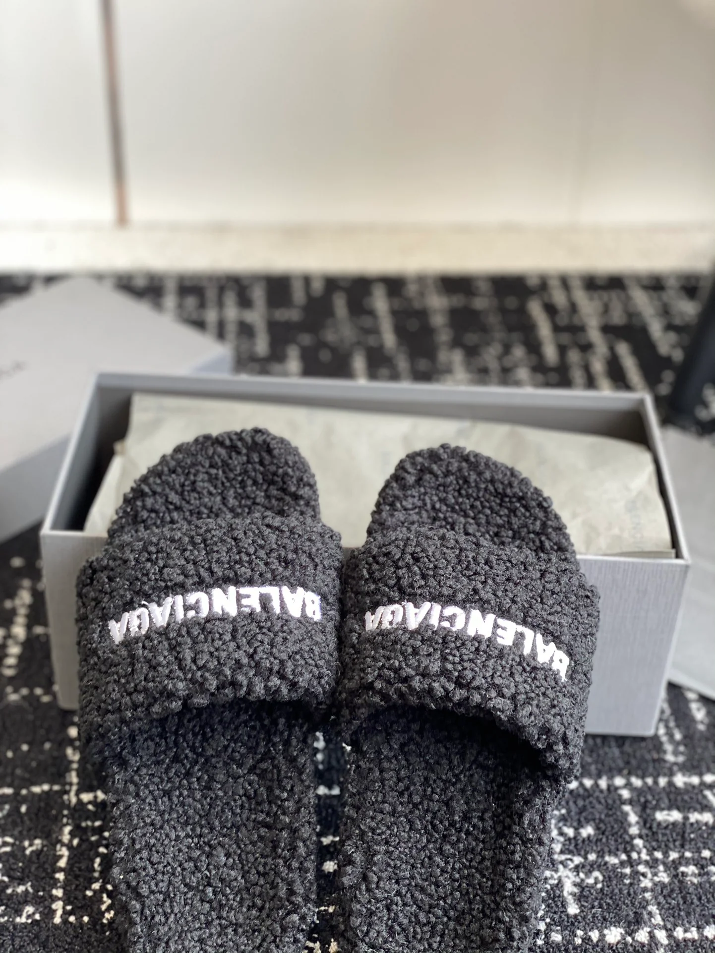 Новинка сезона осень/зима 2023 от Balenciaga - Меховые тапочки - Черные