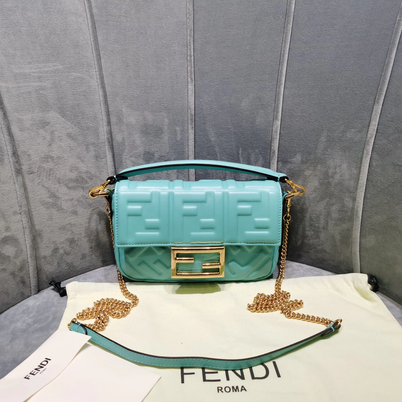 Сумка-багет Fendi Baguette Small Lake Green из натуральной кожи.