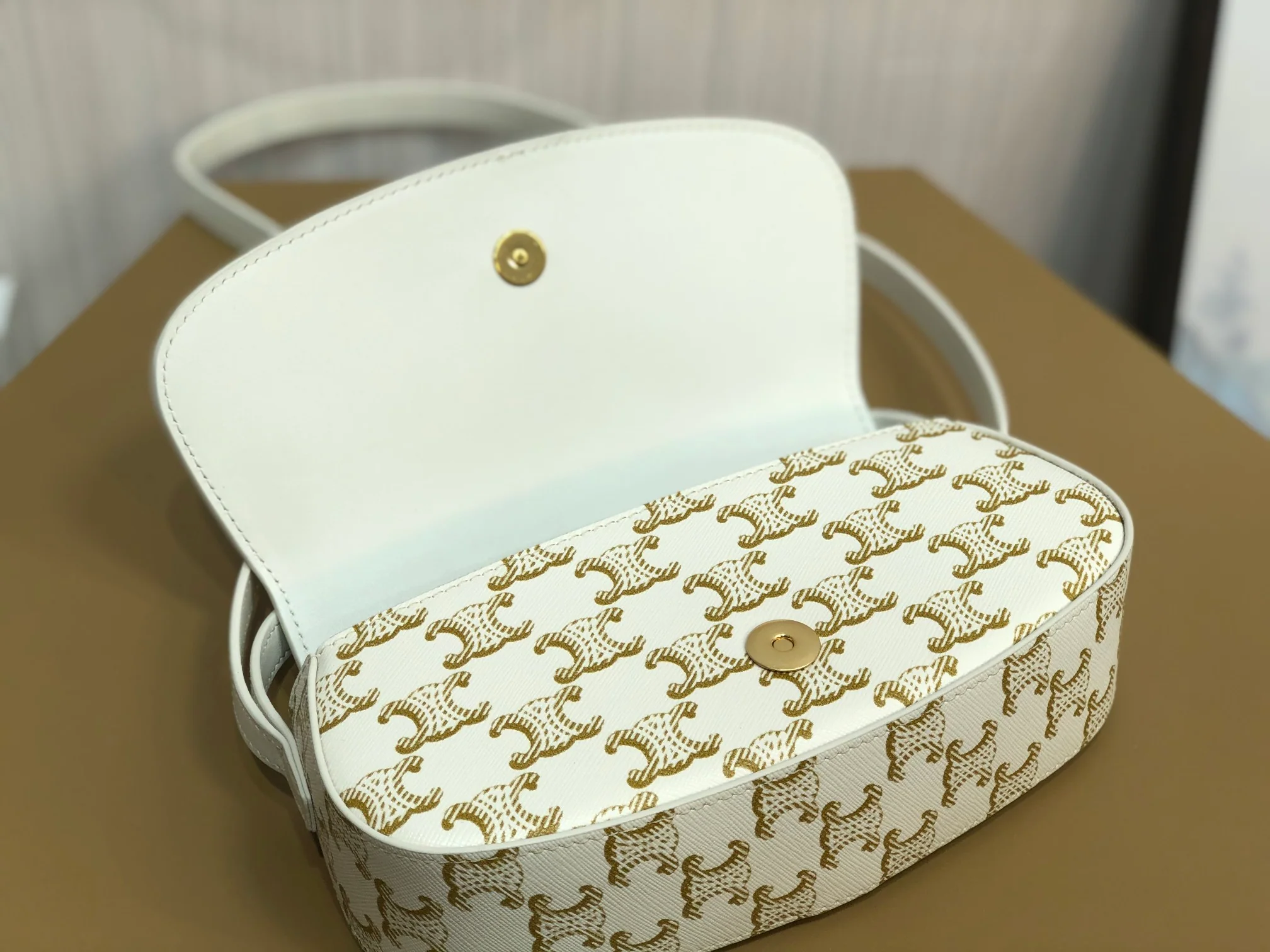 Мини-клатч Celine Taboo с замком в форме замка — белый с монограммой.