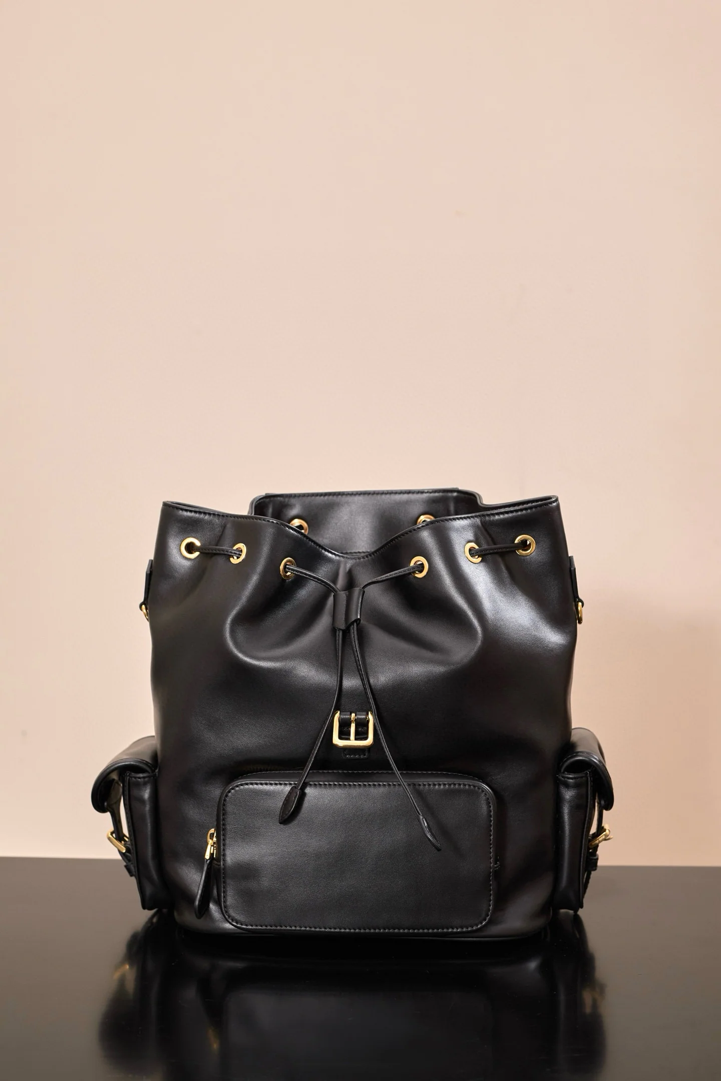 Рюкзак Miu Miu-5bz042m1880 из черной кожи.