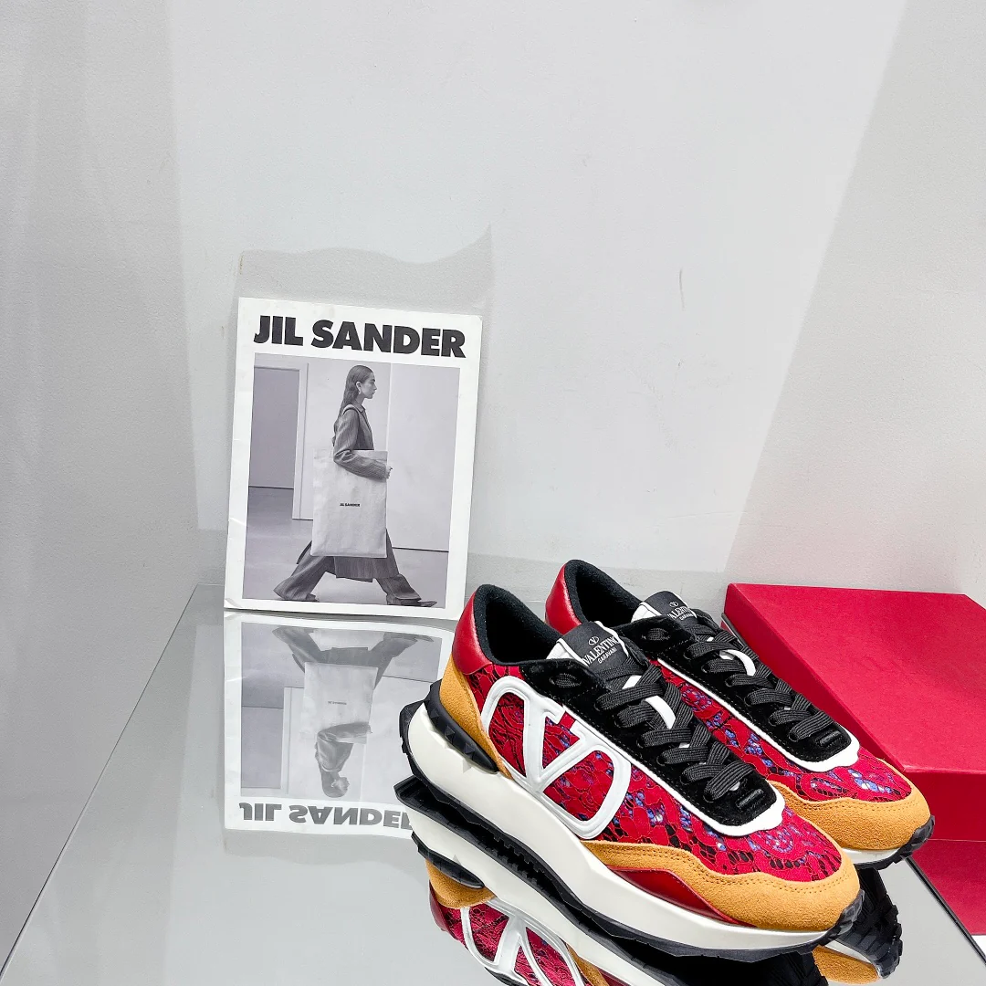 Новинка сезона весна/лето 2022 от Valentino - Замшевые кроссовки с кружевом и сеткой - Унисекс - Оранжево-красные