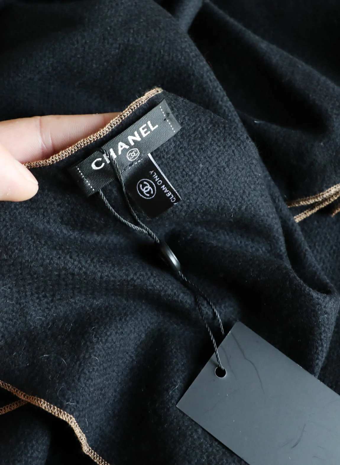 Шарф Chanel с контрастной каймой, 100-200 см, из овечьей шерсти, черный.