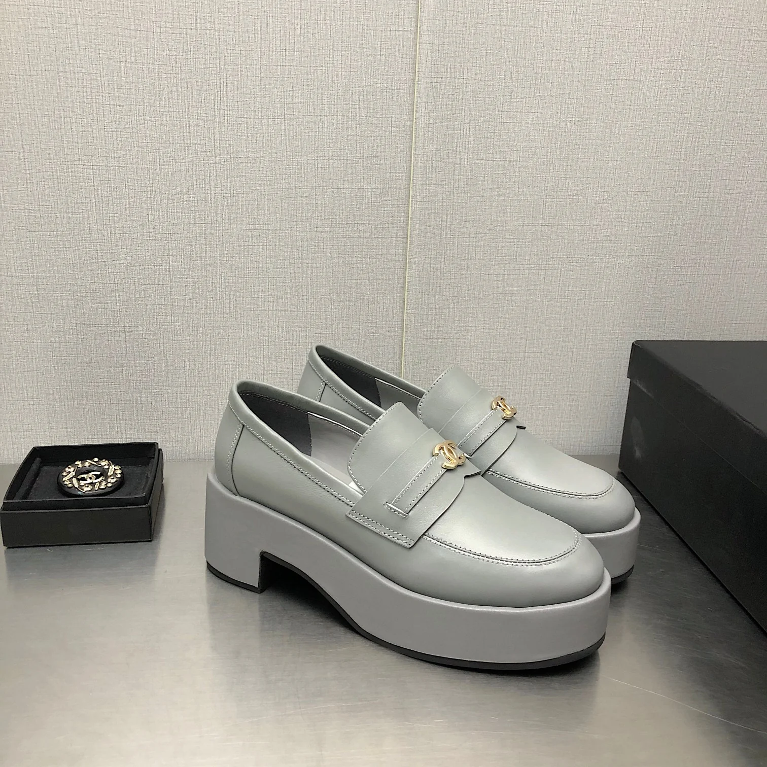 Новинка сезона осень/зима 2022 от Chanel - Лоферы на платформе - Серебристые