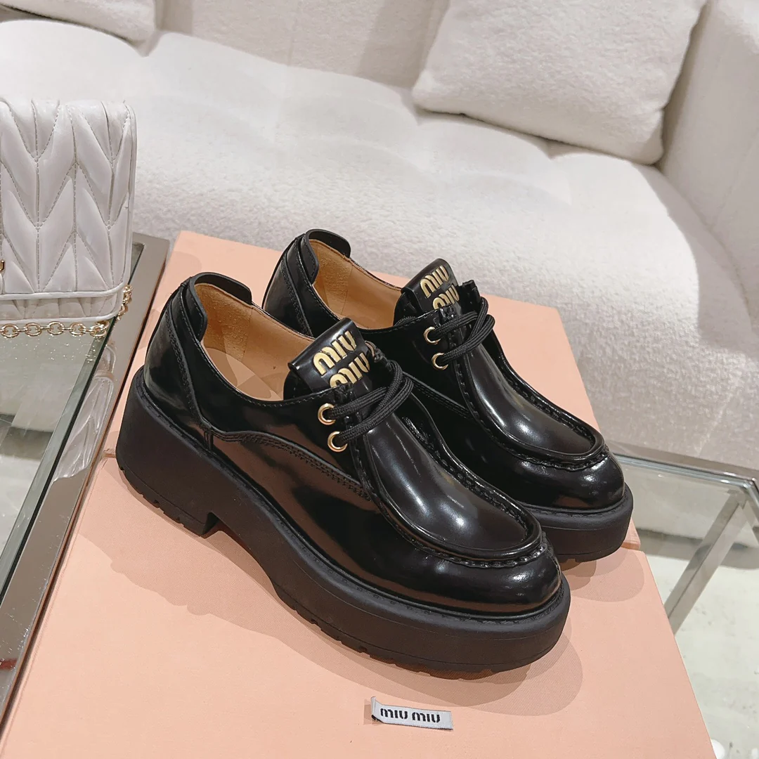 Новинка сезона осень/зима 2023 от Miu Miu - Лоферы на шнуровке и платформе - Черные