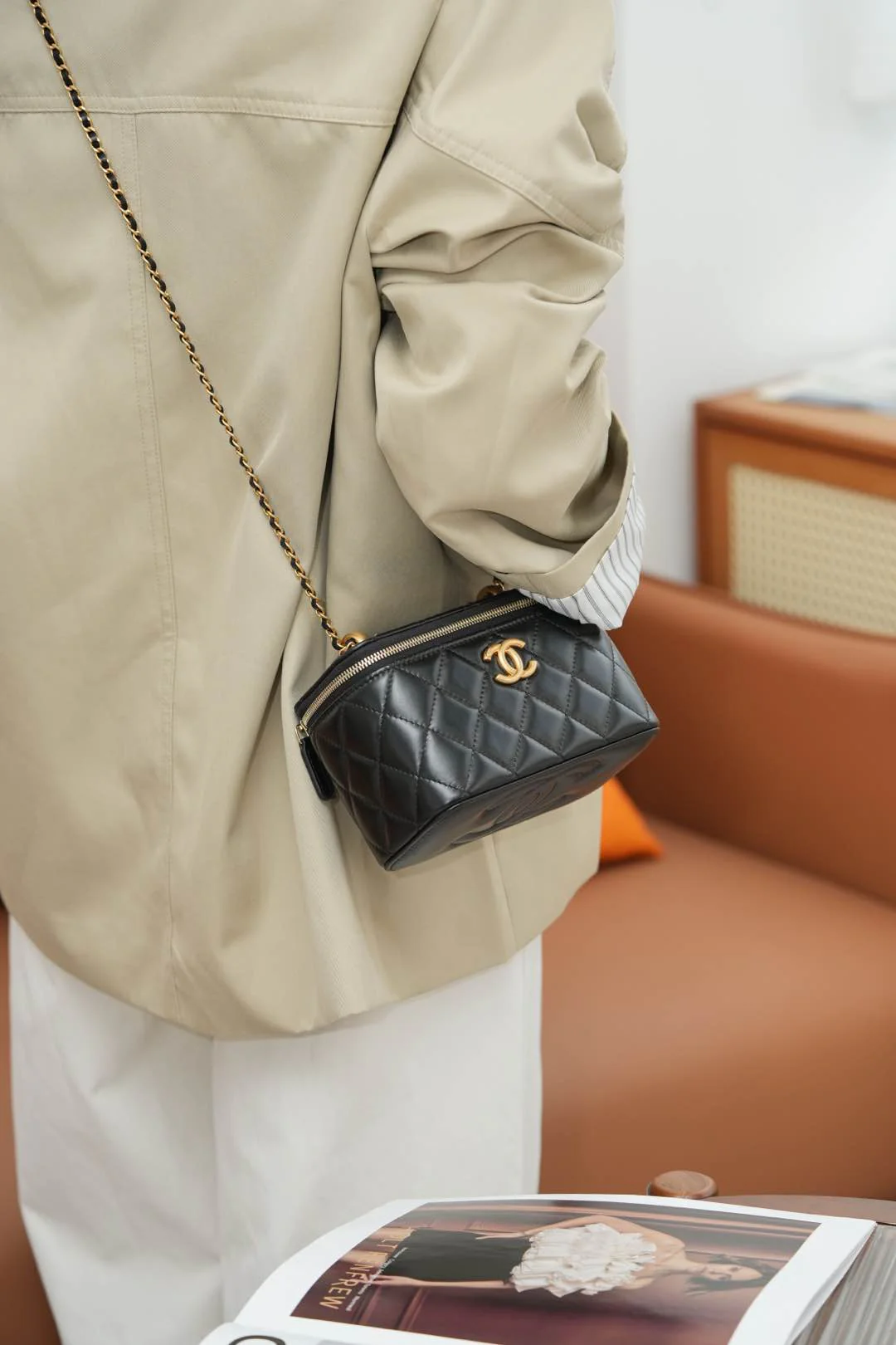 Chanel - ??? - Длинная сумка-коробочка с двойной золотой бусиной - Черная с золотой пряжкой