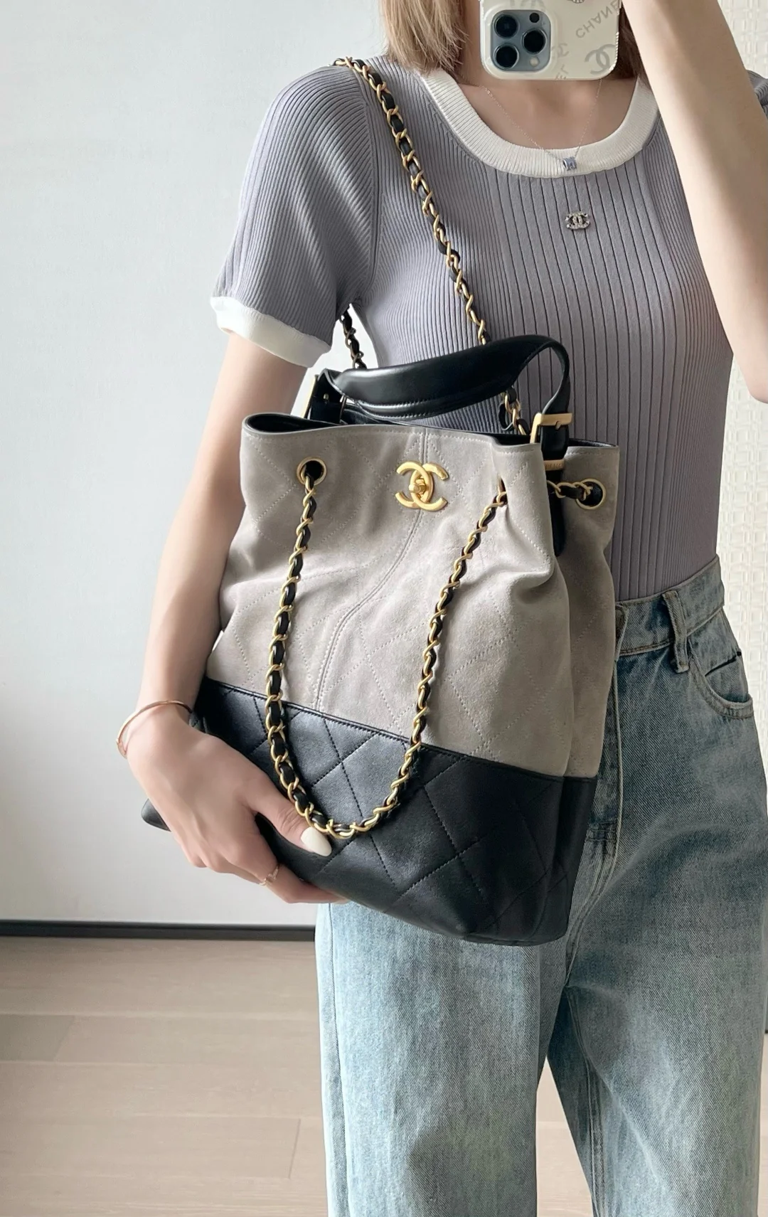 Chanel - Замшевая прямая сумка-шоппер - Серая с золотой фурнитурой