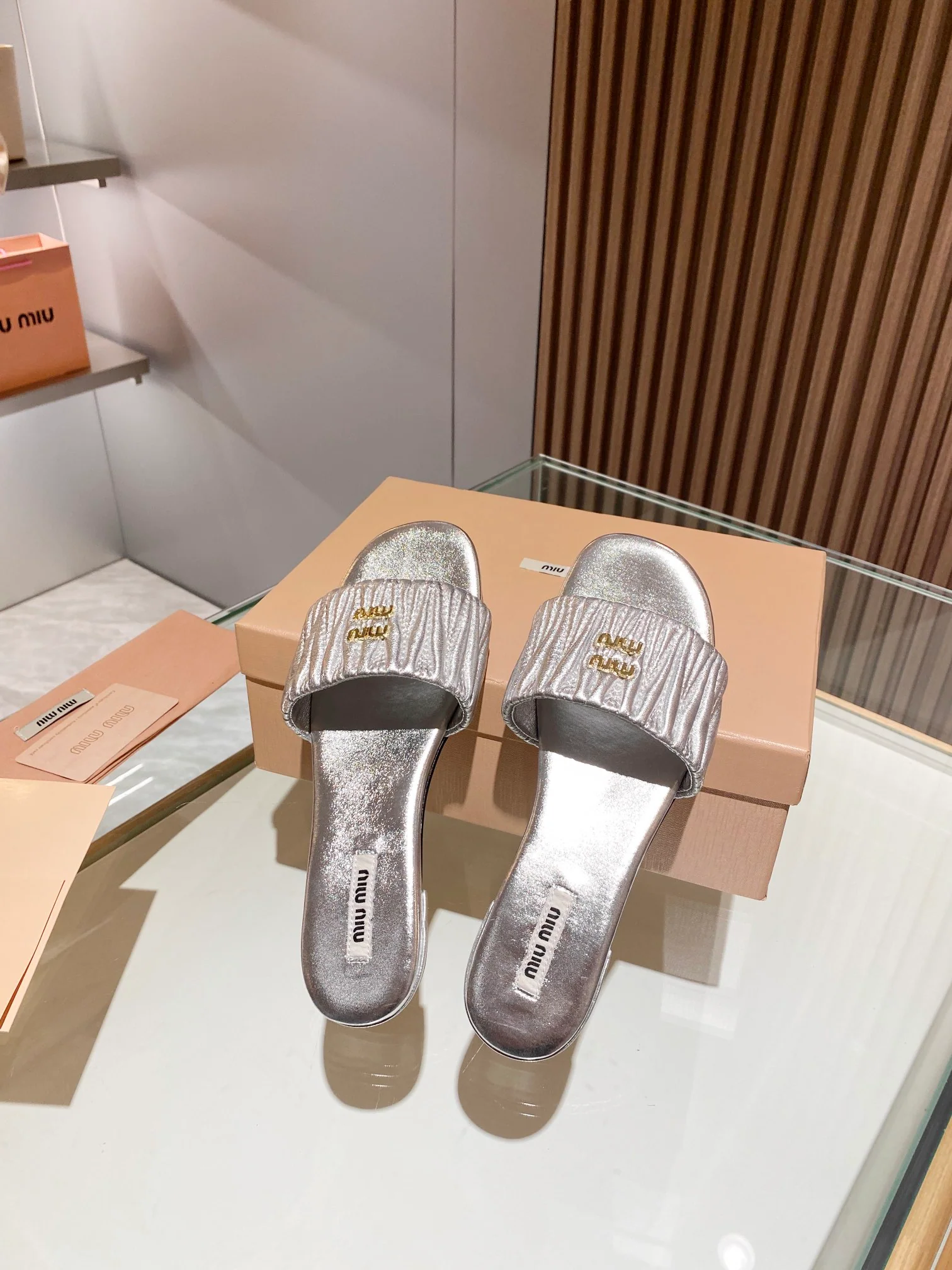 Новинка весны 2023 года от Miu Miu - плоские тапочки - серебристые