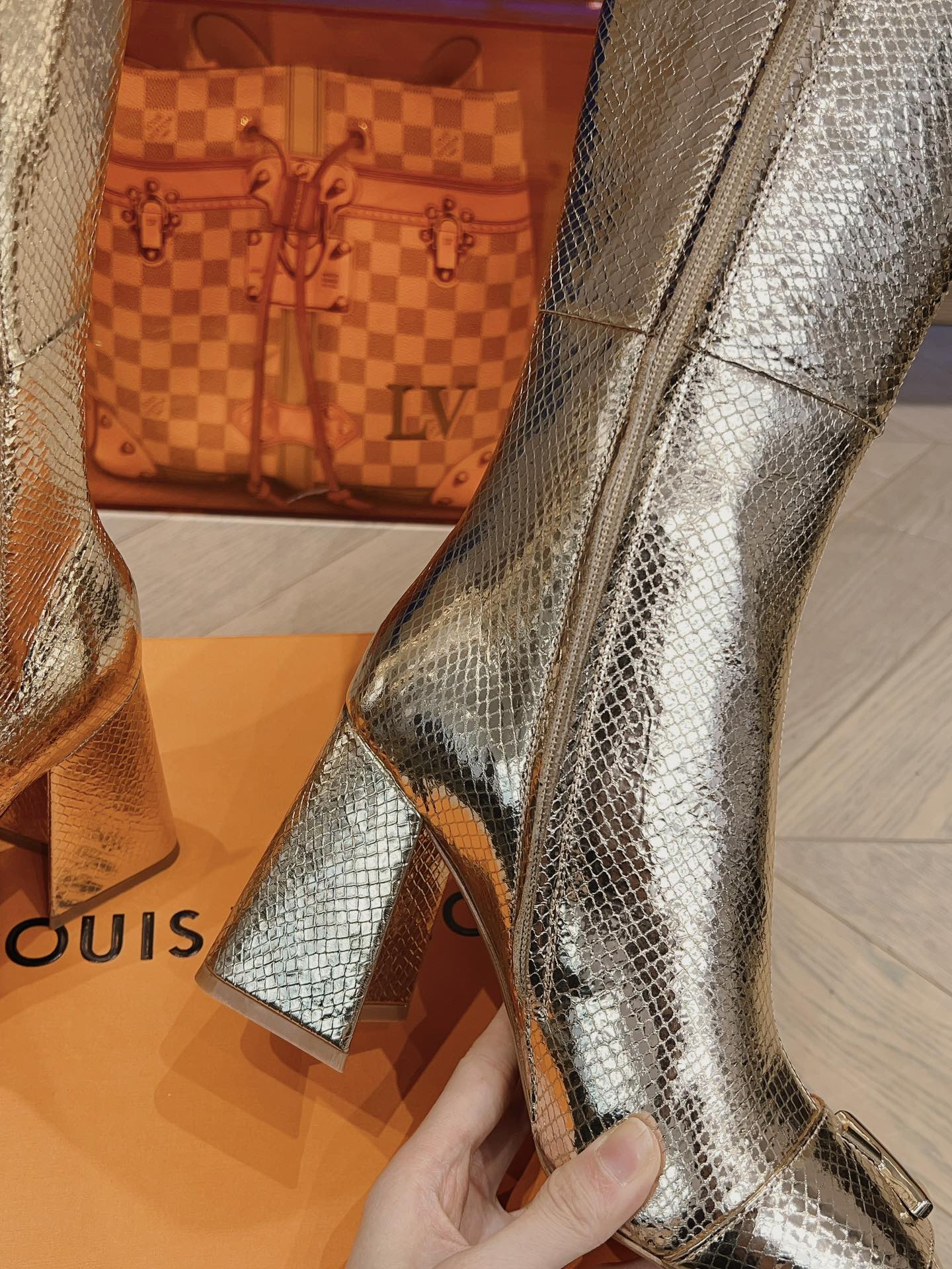 Последние новинки от LV из бутиков сезона осень/зима 2023 — Ботинки с подиума — Массивные ботинки на высоком каблуке — Золотистые