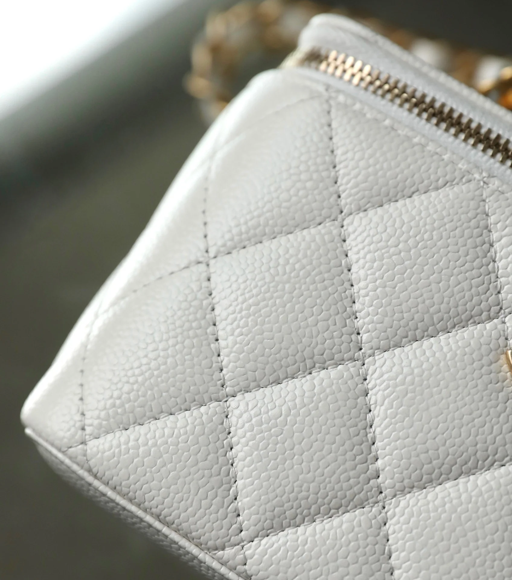 Весенне-летняя коллекция Chanel - Браслет с буквой - Квадратная коробка - Белый