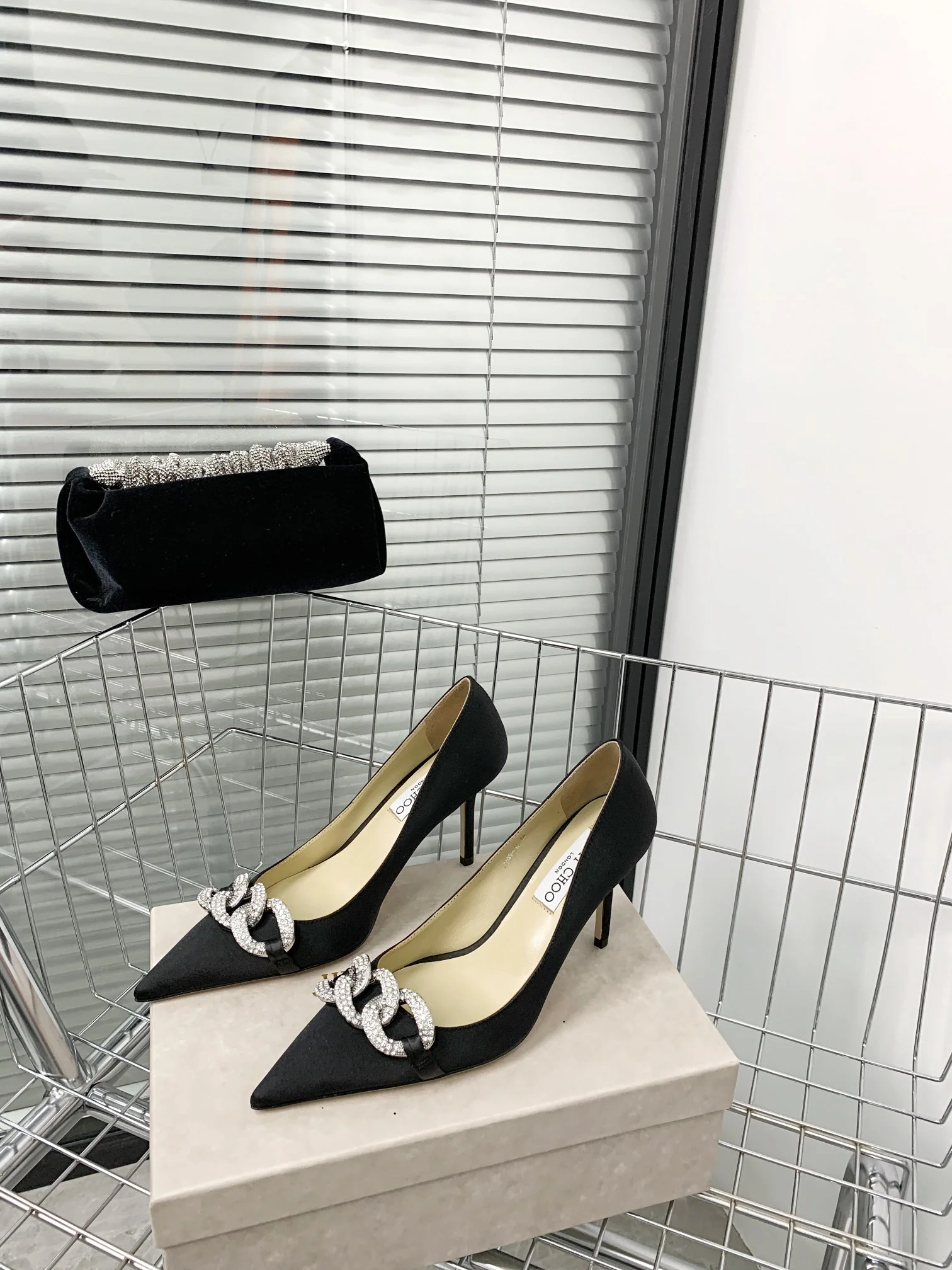 Новинки коллекции Jimmy весна/лето 2022 — туфли на высоком каблуке с кристальной цепочкой.