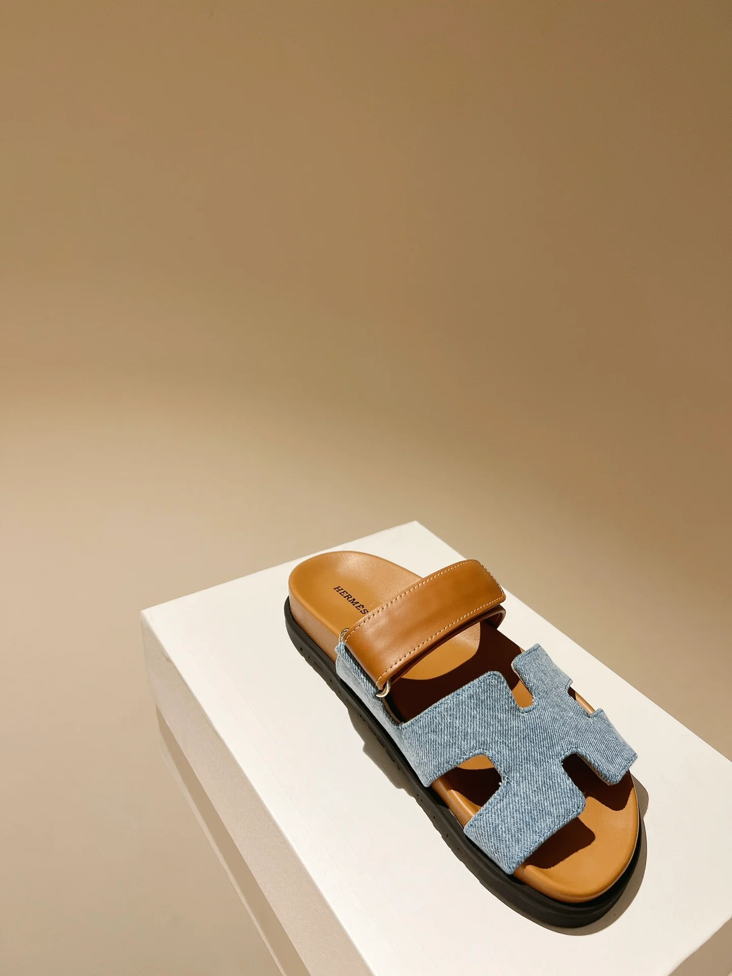 Тапочки Hermes из кожи и овечьей кожи — коричневато-голубые.