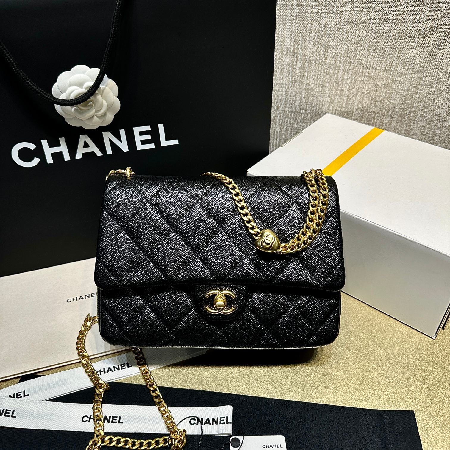 Новинка сезона весна/лето 2023 от Chanel - сумка CF Heart с регулируемой пряжкой и цепочкой - телячья кожа с текстурой 