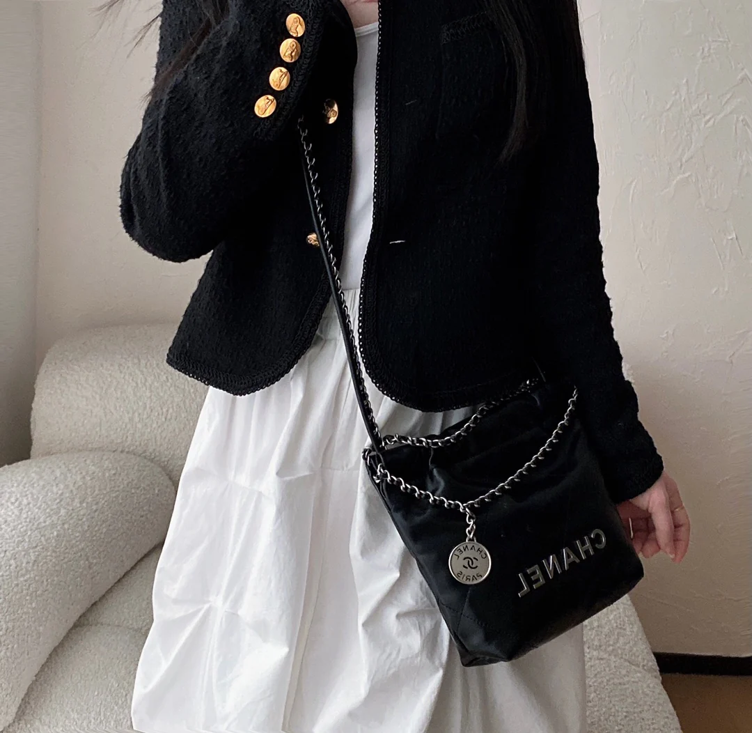 Новинка сезона весна/лето 2023 от Chanel - сумка 22 - мини - черно-серебристая - на фото.