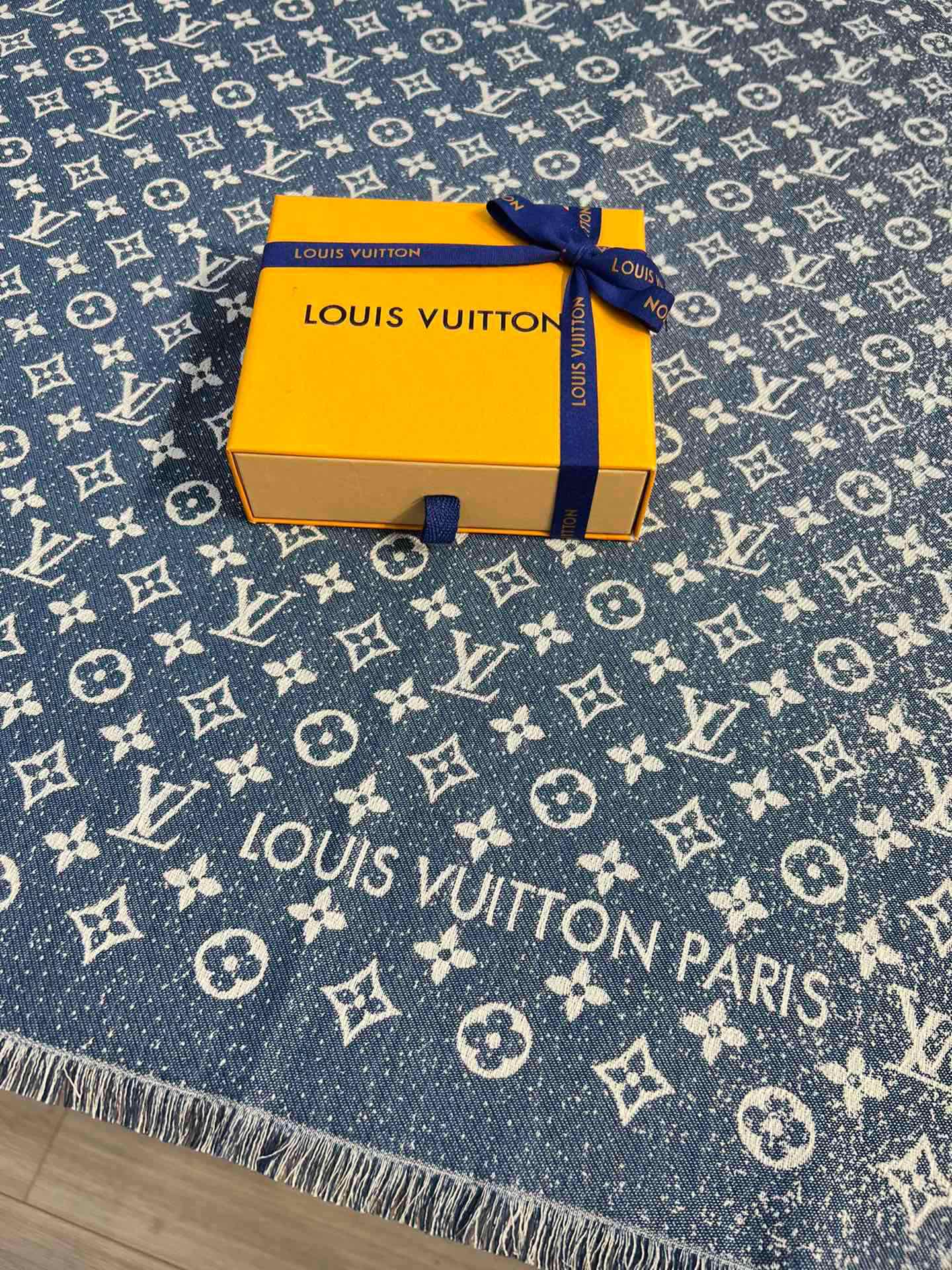 LV - Градиентная джинсовая шаль с монограммой - джинсовая ткань - градиент - 142 - 5 см - 1