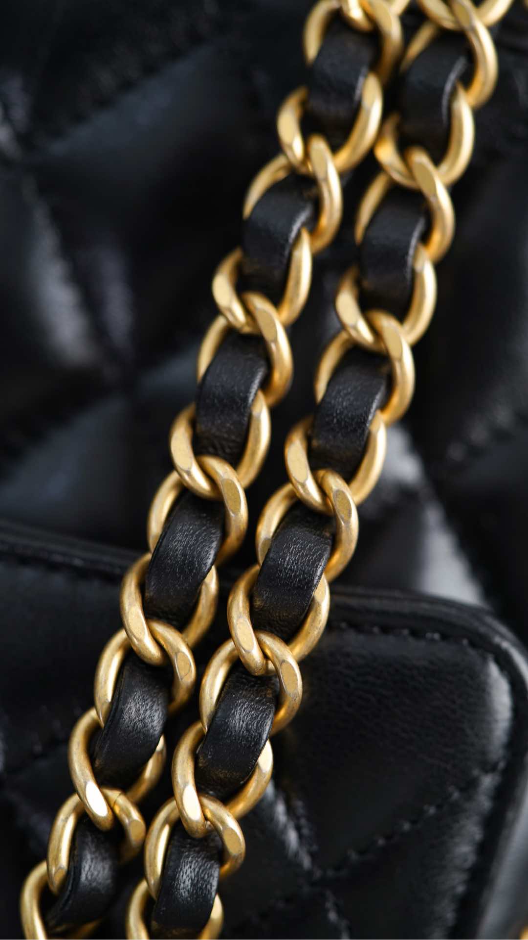 Chanel 25p - Сумка с горизонтальной ручкой и клапаном - Черно-золотая