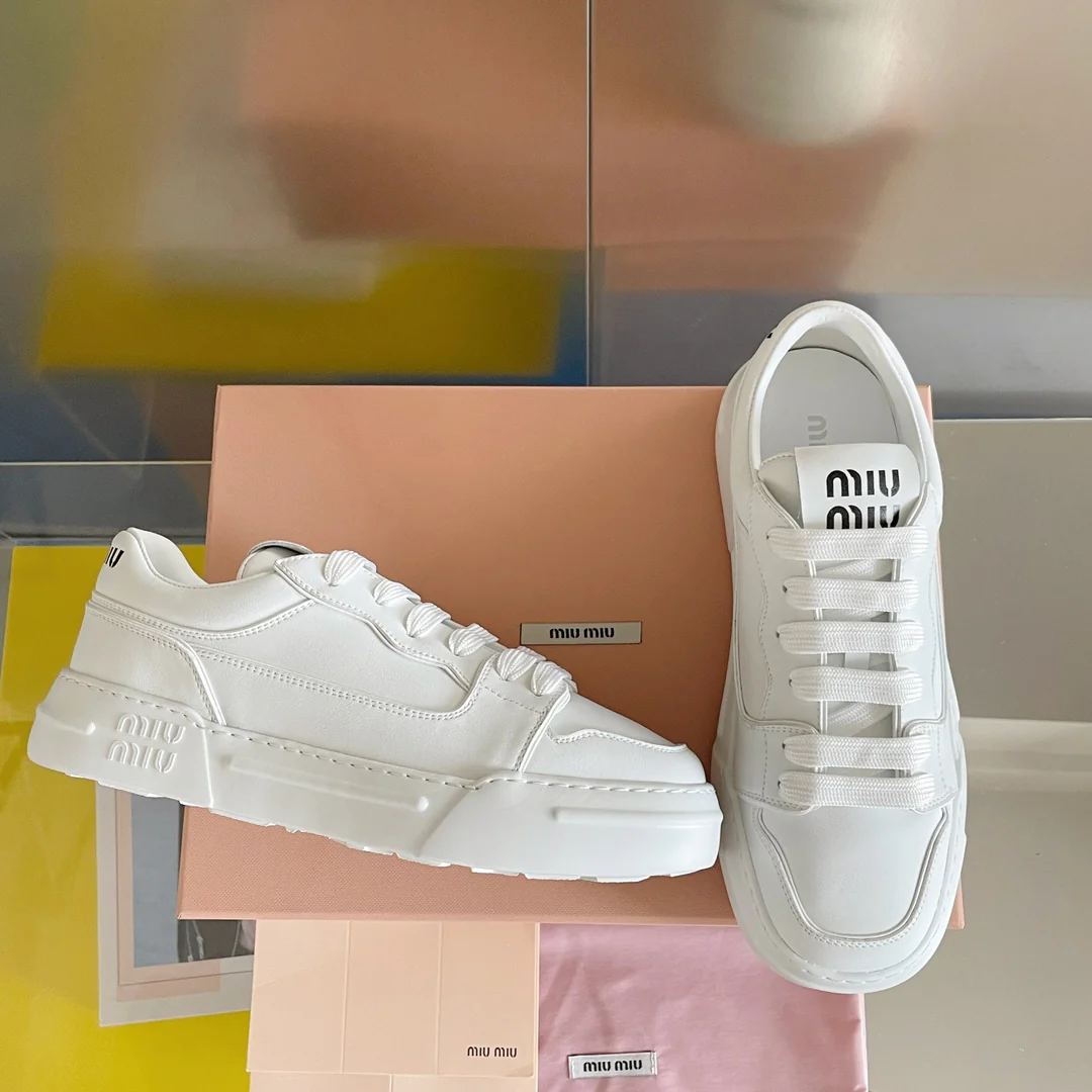 Новые поступления коллекции Miu Miu весна/лето 2023 - Ретро-кроссовки в стиле ?грязные штаны? - Белые кроссовки на платформе