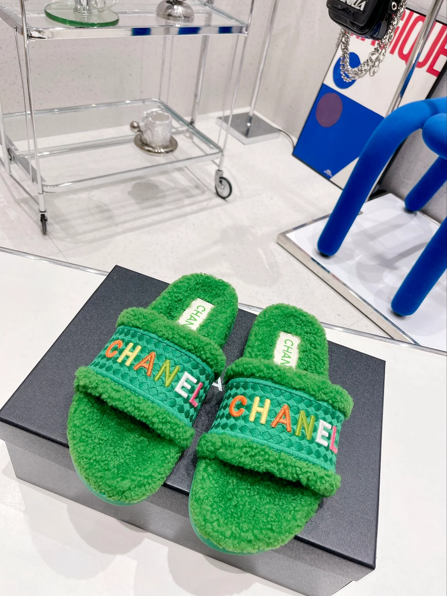 Chanel - Новые меховые тапочки с вышитыми буквами (модель 22) - Размеры 35-40-41-42 (изготовлены на заказ)