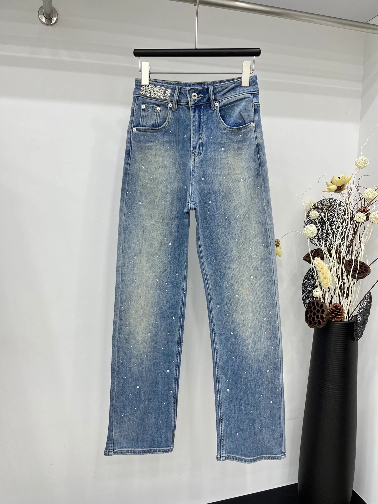 Джинсы Miu Miu-2404 ручной работы с обильным тиснением стразами.