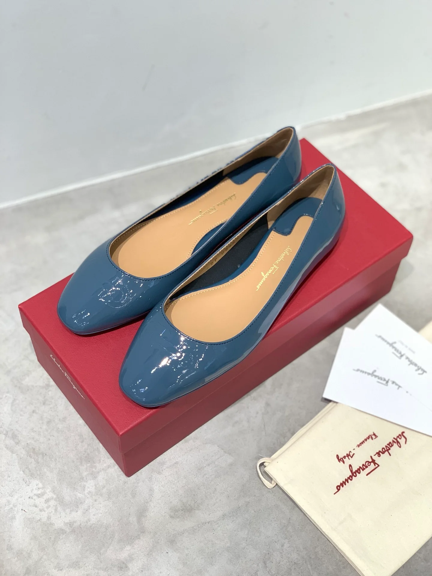 Туфли Salvatore Ferragamo - балетки из лакированной кожи с тиснением.