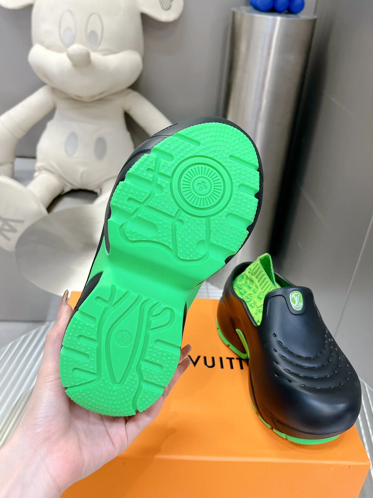 Обувь с показа мод LV 2023 - Crocs в форме акулы - черно-зеленая