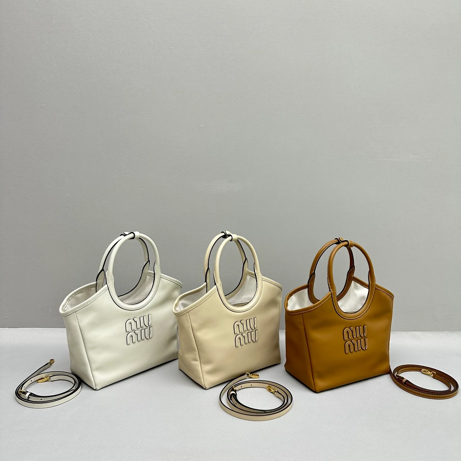 Таблица сравнения цветов сумки-тоут Miu Miu Ivy.