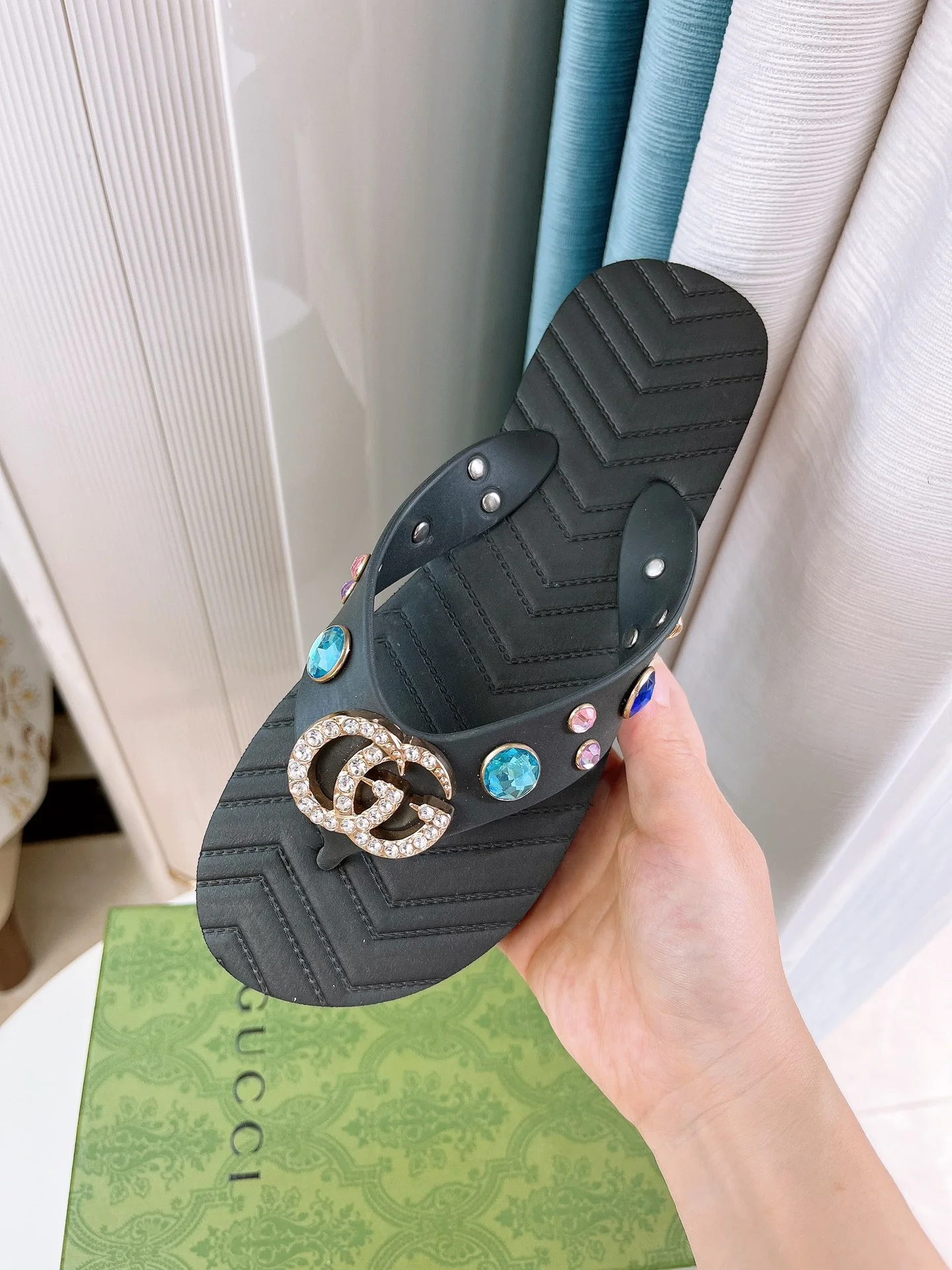 Летняя коллекция Gucci 2022 — Пляжная обувь — Черная