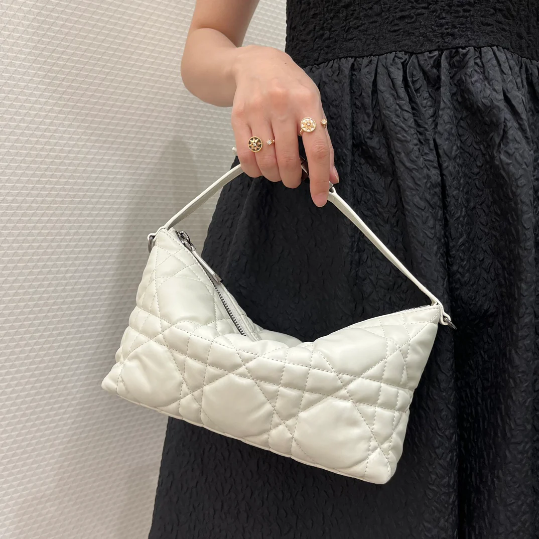 Сумка-ланчбокс Dior из серии ?Стеганая кожа, белая, большой размер?