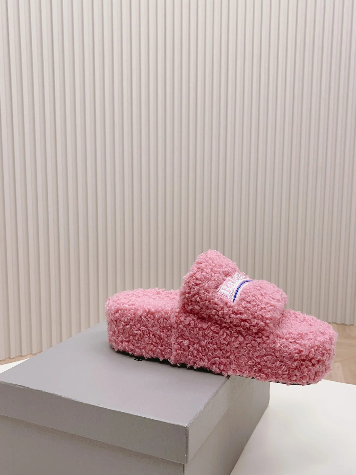 Новинка Balenciaga 2023 года - Меховые тапочки на платформе - Серые - 1