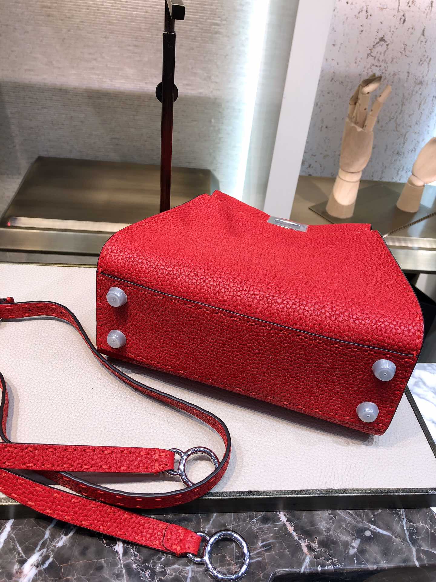 Красная мини-сумка Fendi Peekaboo Selleria