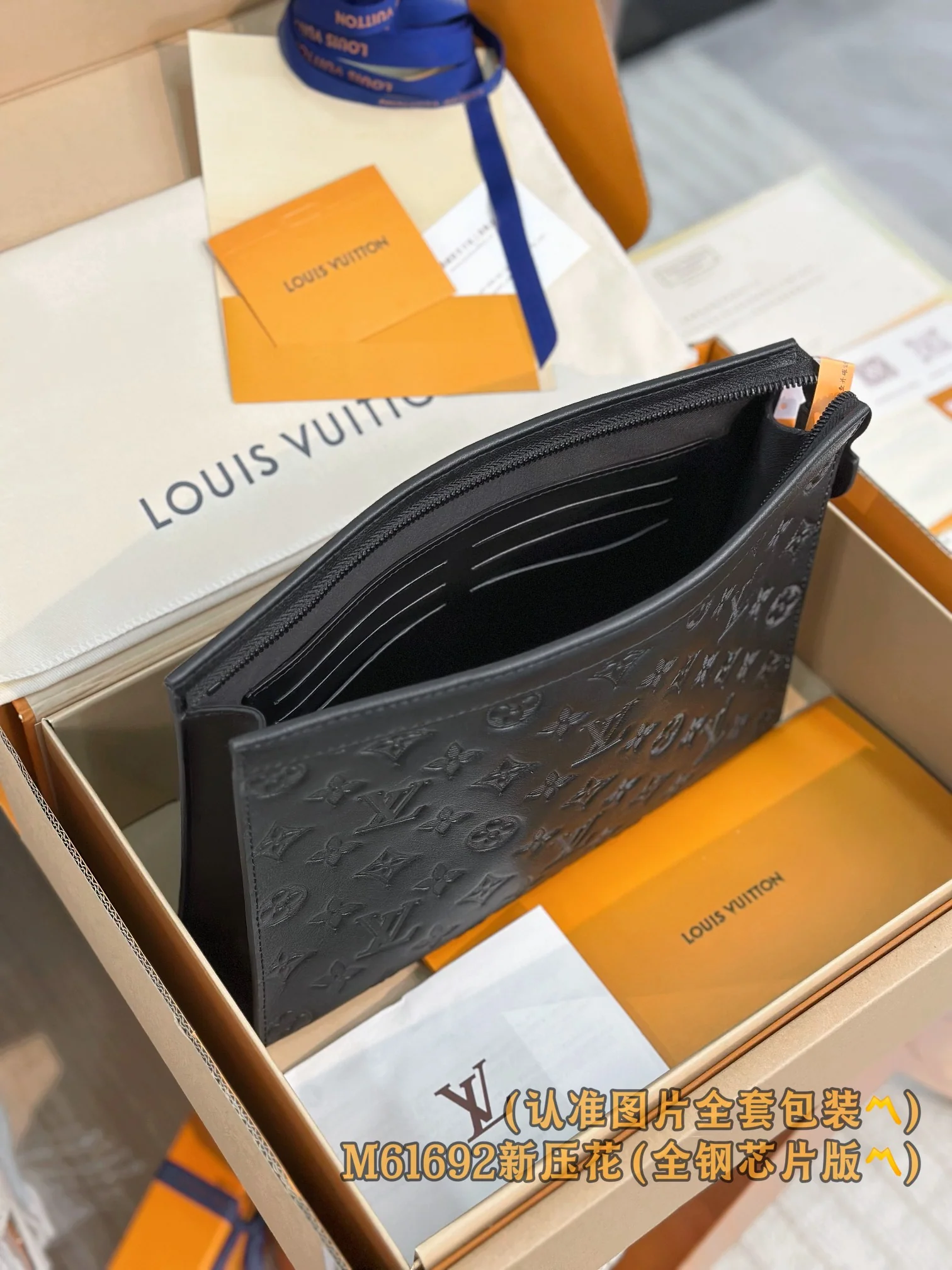 LV-m61692-pochette-to-go средняя сумка-черная-новый с тисненым рисунком