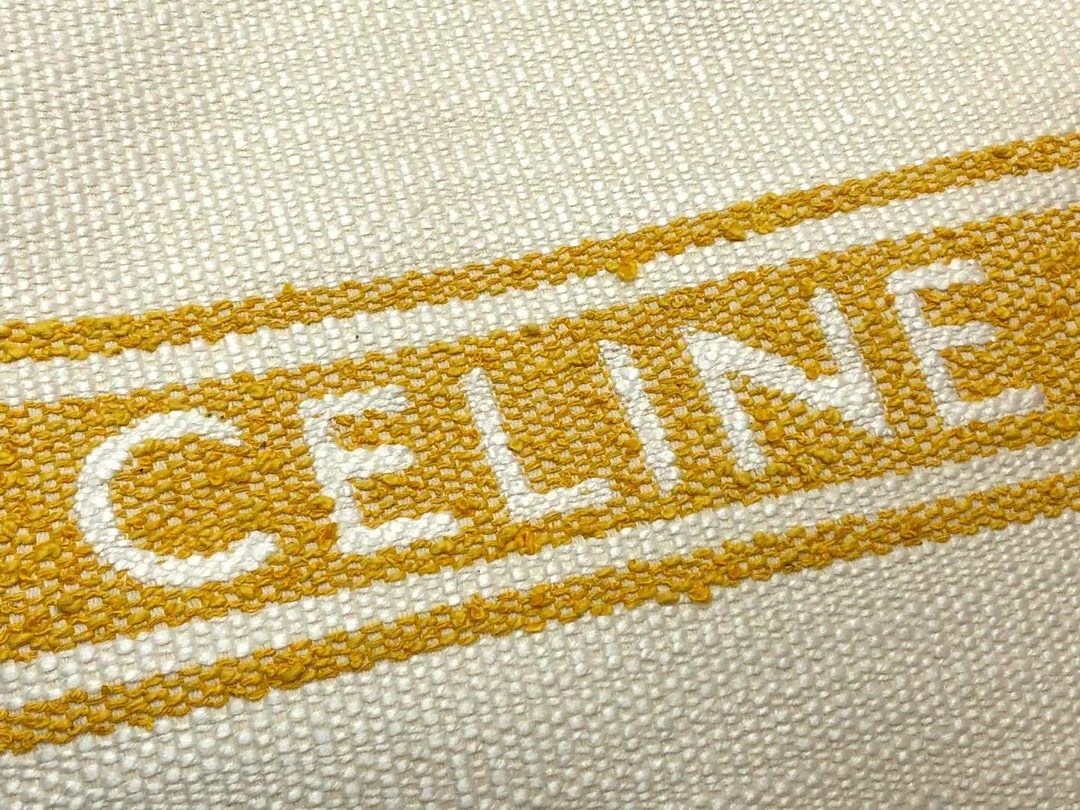 Квадратная сумка Celine Cabas Plein Soleil, изготовленная из кожи вагю и ткани.