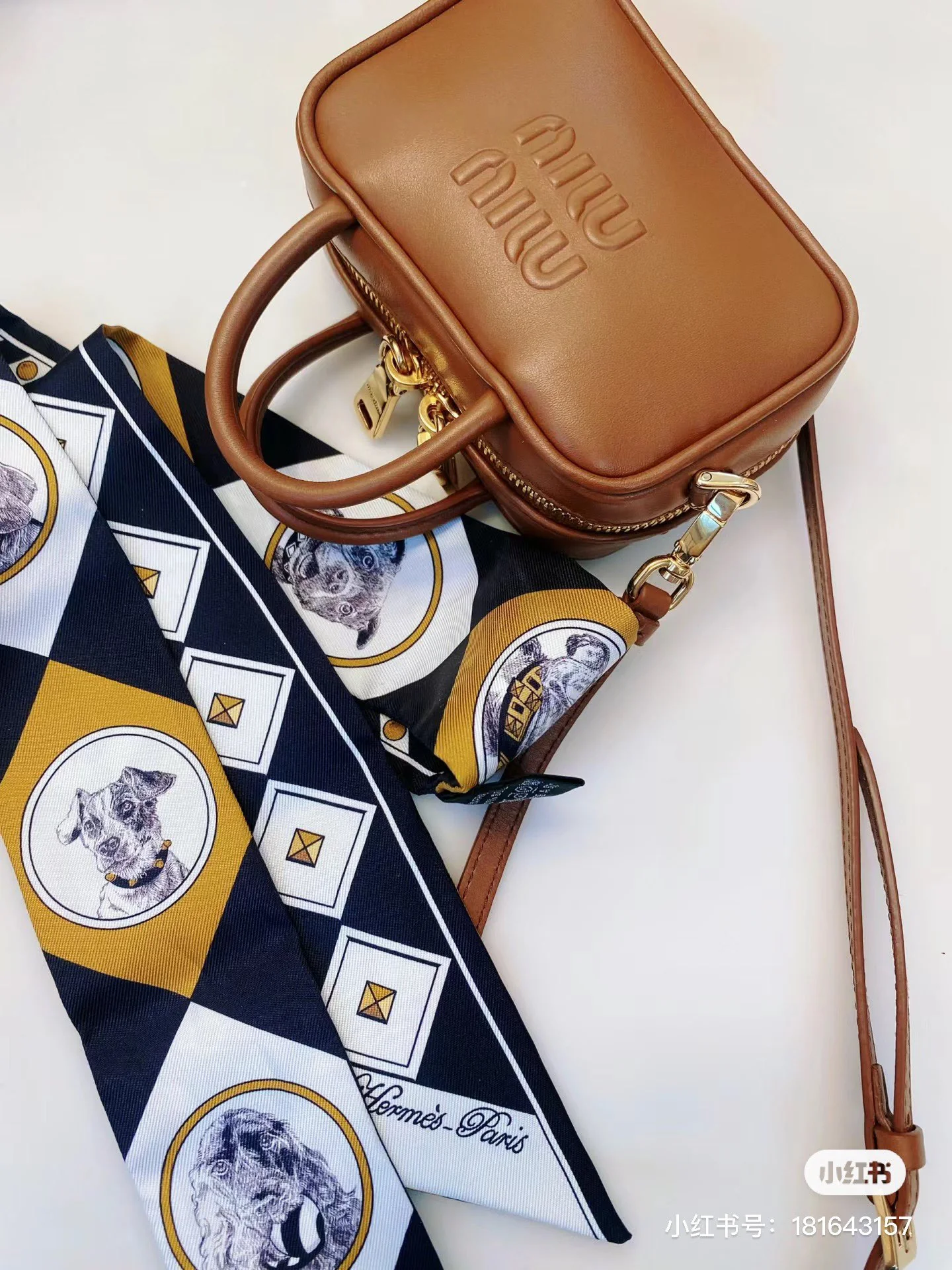 Мини-портфель Miu Miu с брелоком — из телячьей кожи.