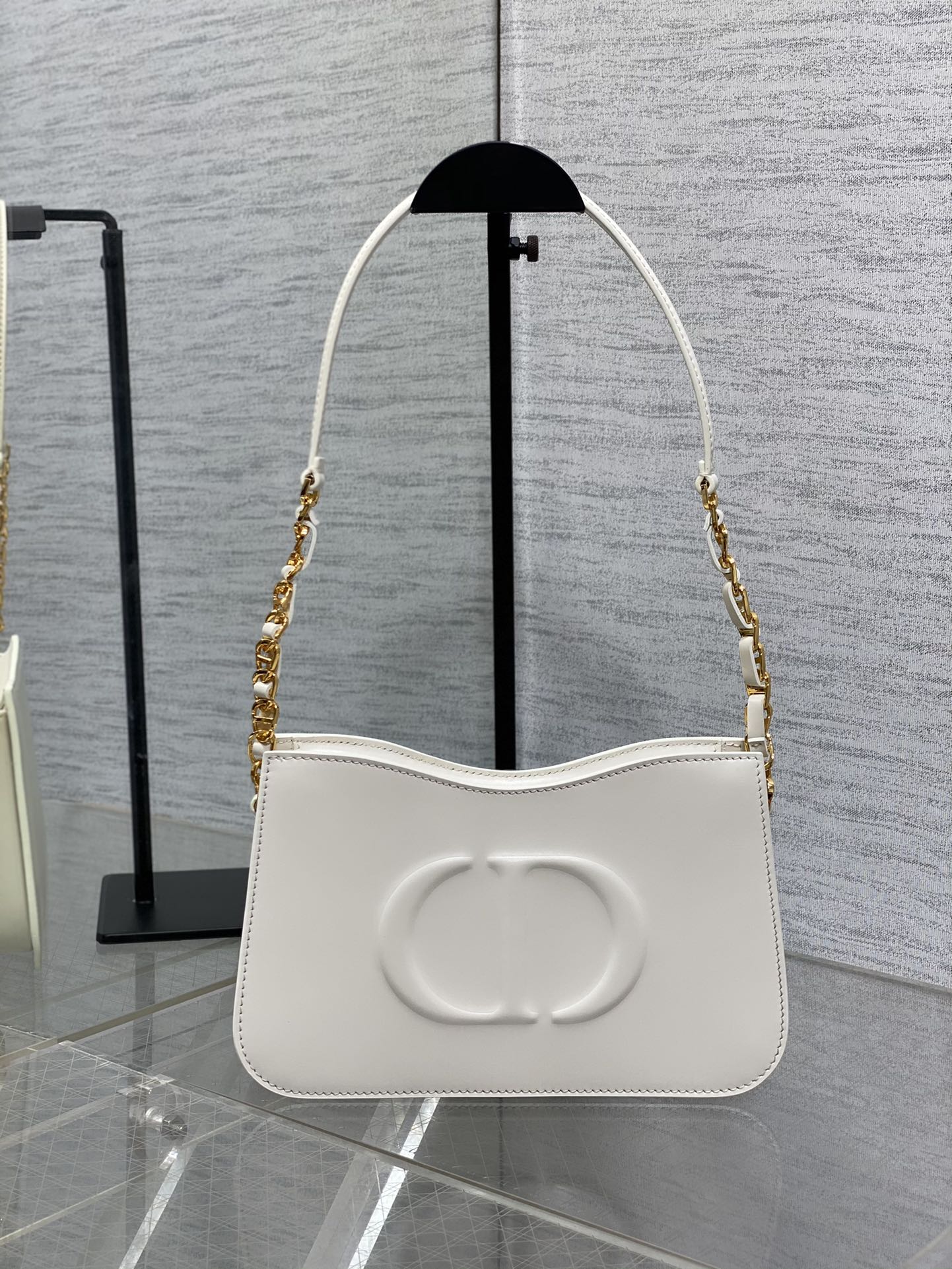 Сумка Dior на цепочке через плечо - белая