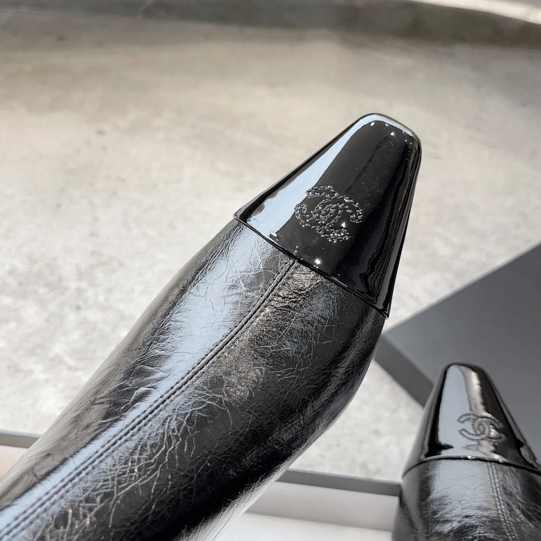 Новинка сезона ?Ранняя осень 2023? от Chanel — ботильоны ?Челси? на низком каблуке — черные.