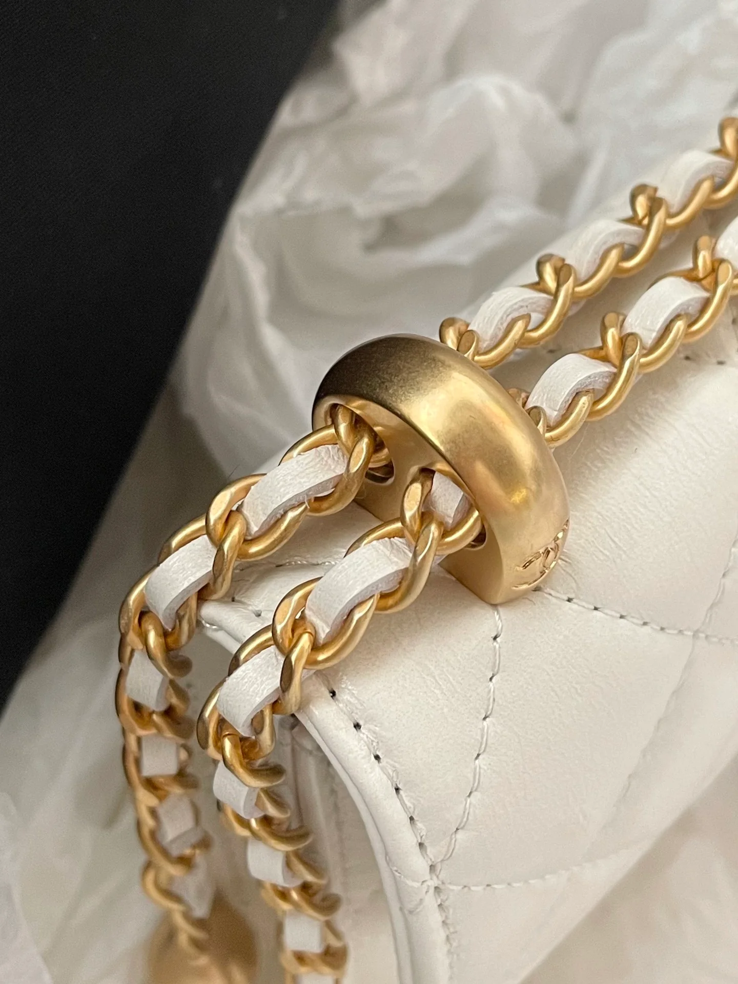 Кардхолдер Chanel с двойной золотой цепочкой и шариками - белая кожа.