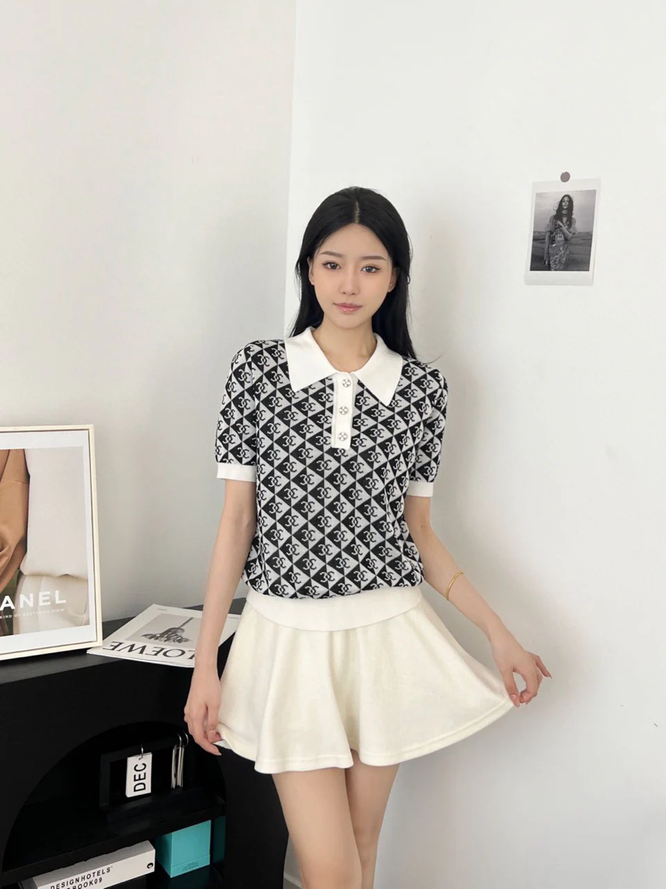 Chanel 2404 - Трикотажная рубашка с короткими рукавами и воротником, выполненная в технике цветовых блоков, с логотипом.