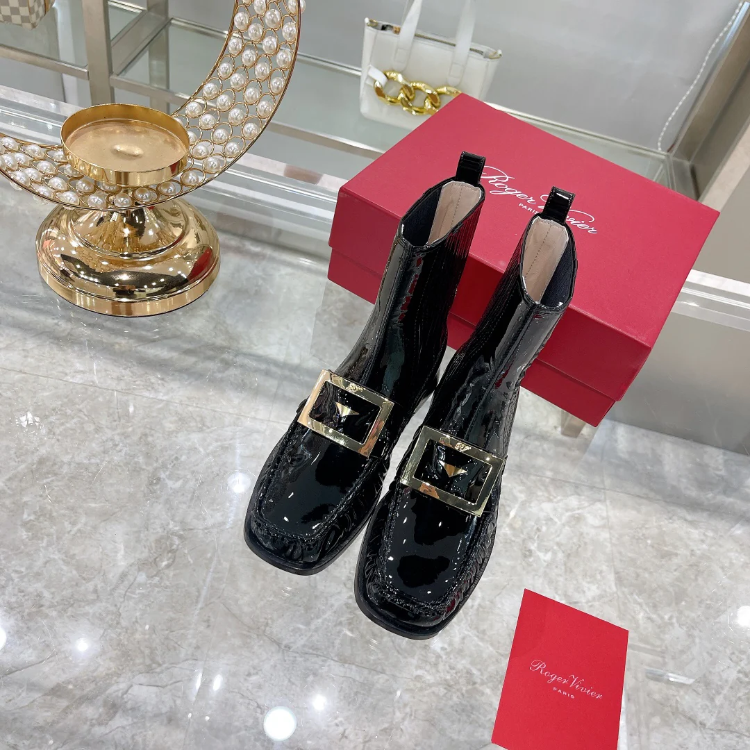 Лакированные ботинки челси с металлическими пряжками — черные.