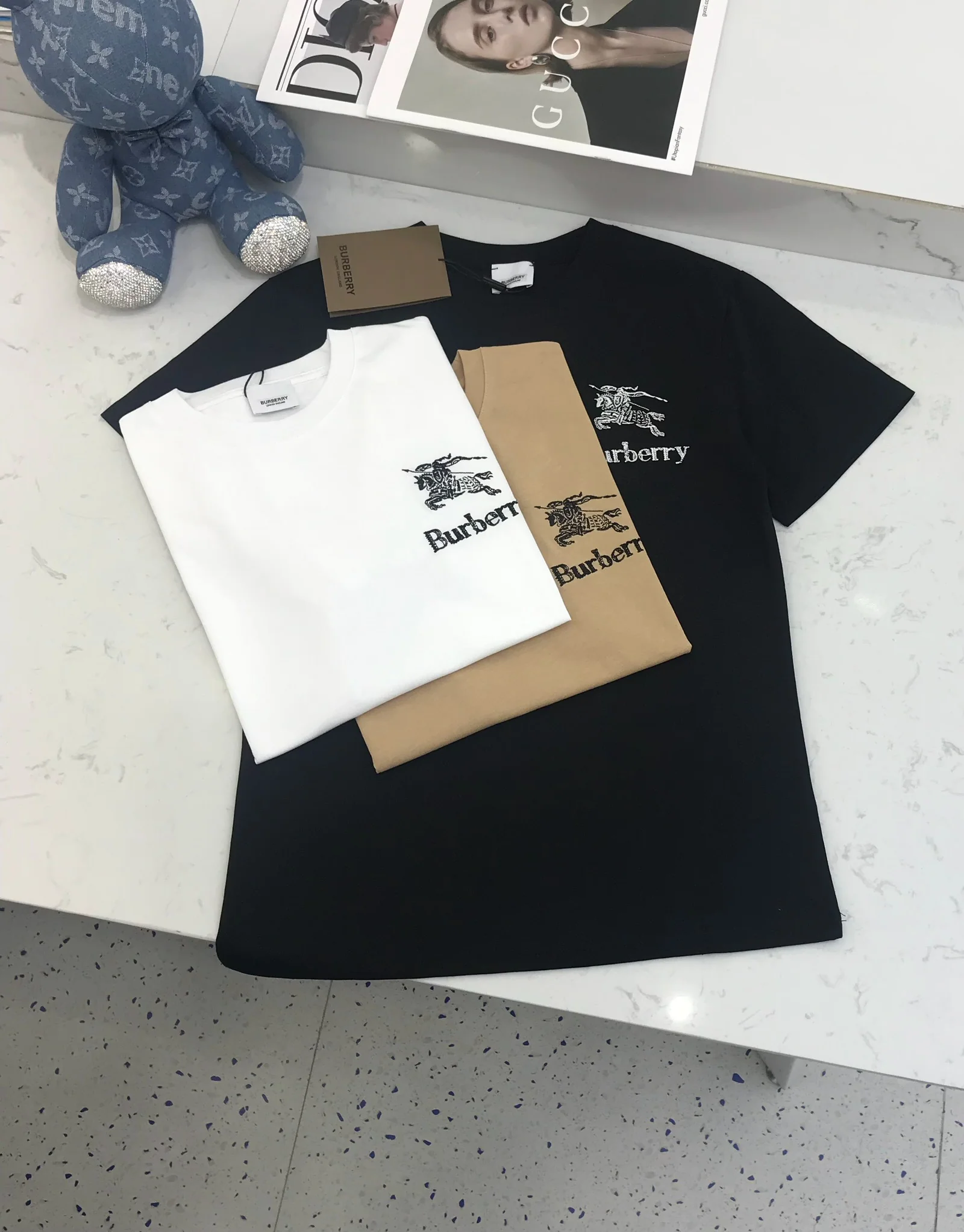 Футболка Burberry 2403 с вышитым логотипом лошади, круглым вырезом и короткими рукавами — три цвета.